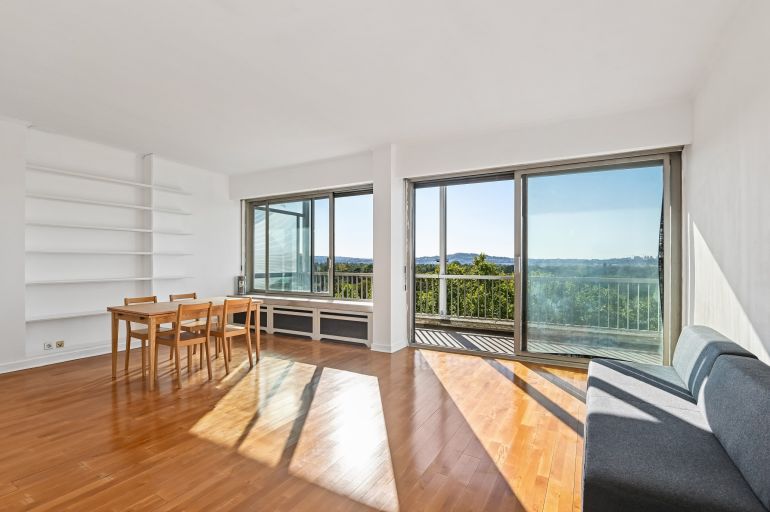 luxury apartment 4 Rooms for sale on PARIS (75116)