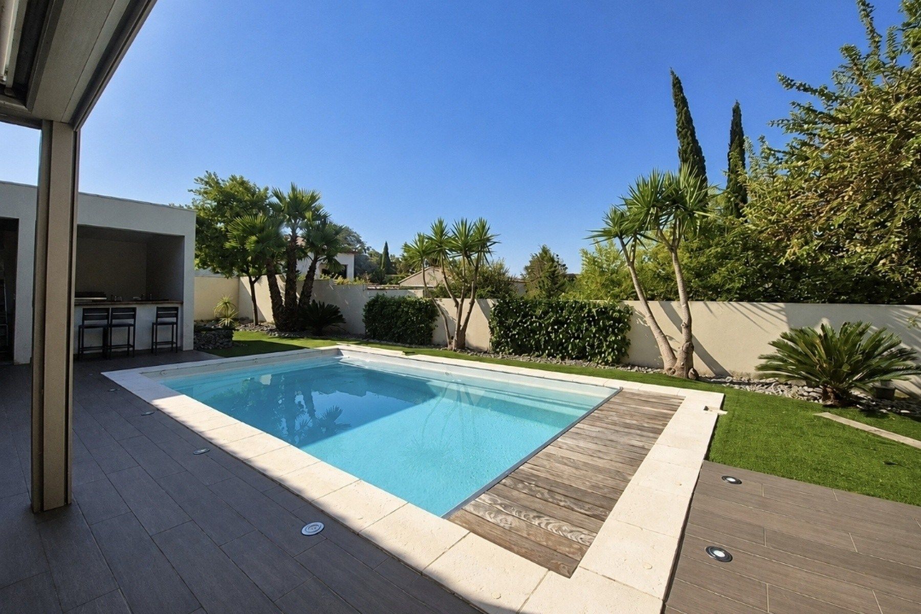 luxury house 5 Rooms for sale on NARBONNE (11100)