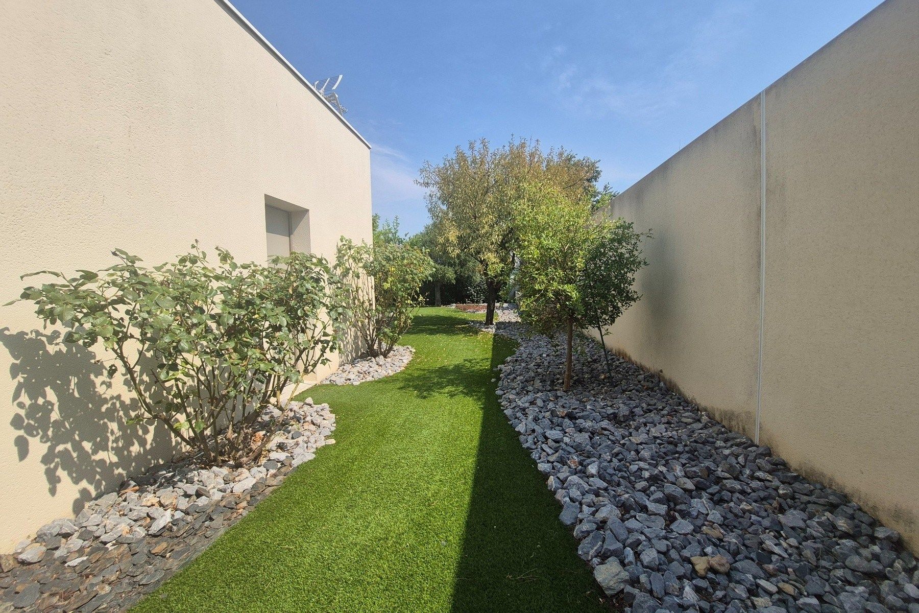 luxury house 5 Rooms for sale on NARBONNE (11100)