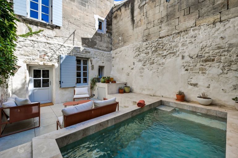 townhouse 6 Rooms for sale on ARLES (13200)