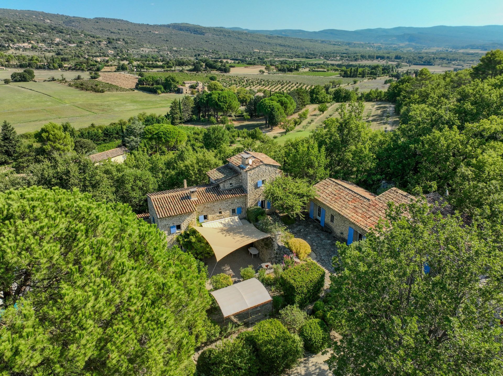 luxury house 8 Rooms for sale on GORDES (84220)