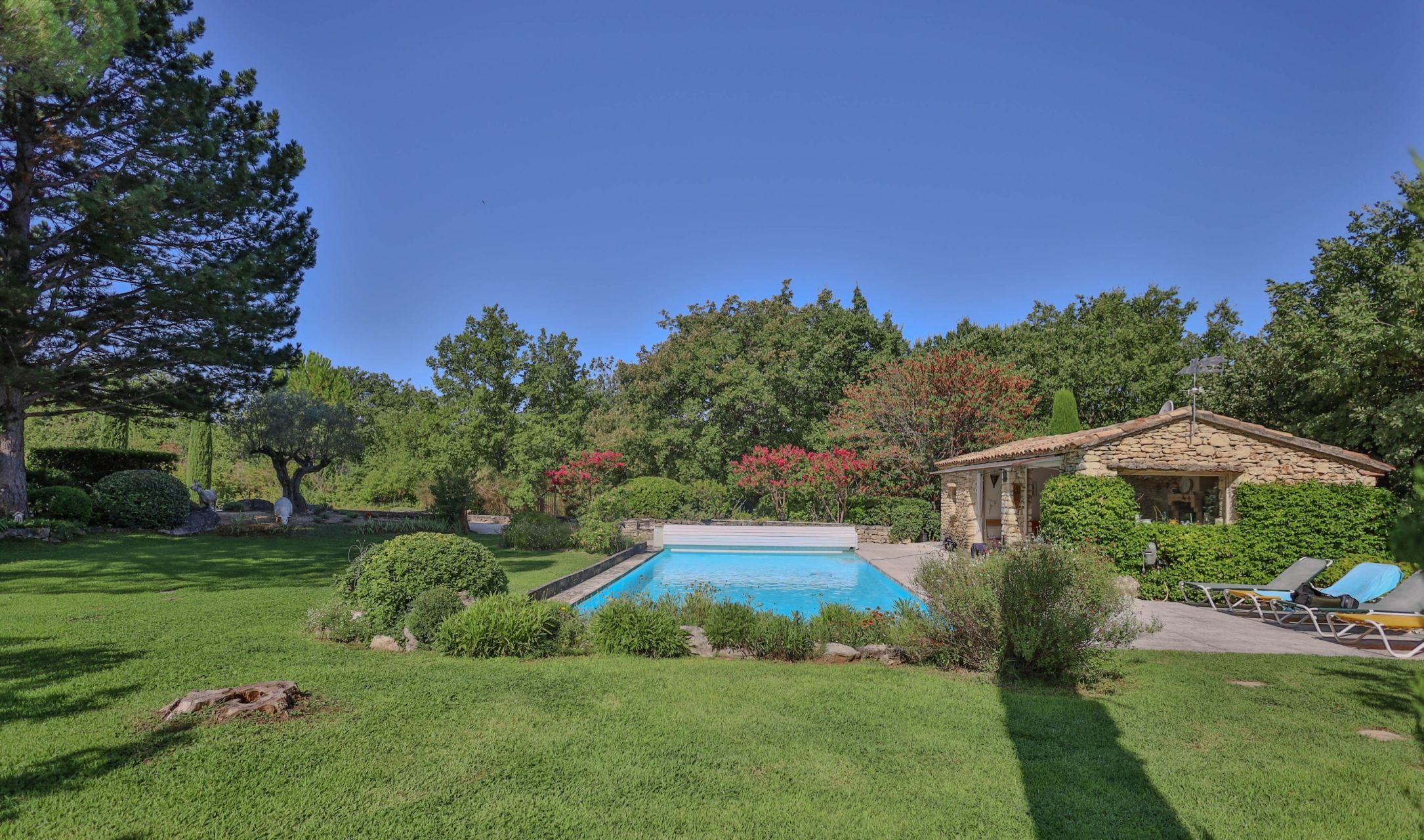 luxury house 8 Rooms for sale on GORDES (84220)