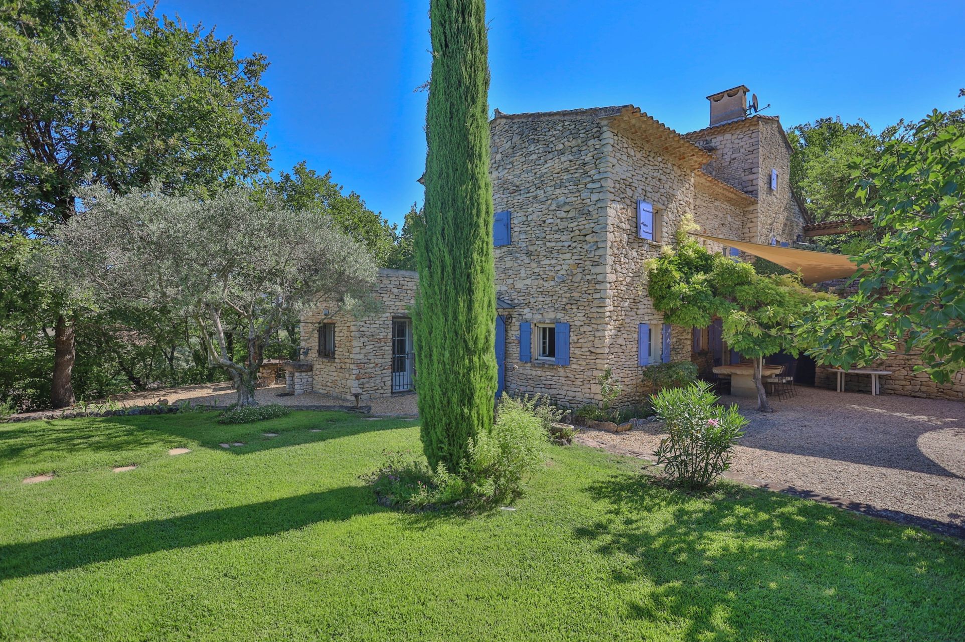 luxury house 8 Rooms for sale on GORDES (84220)