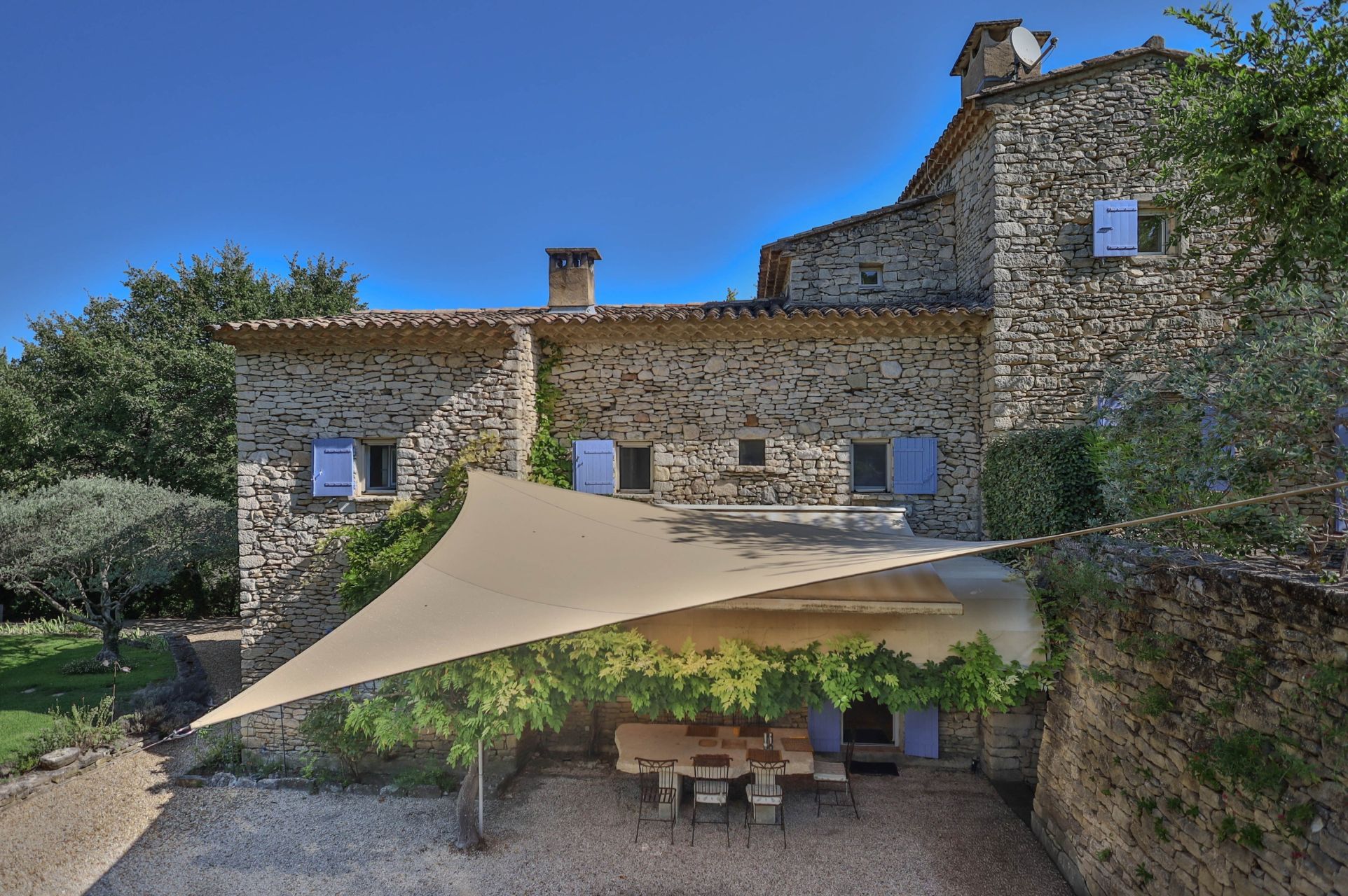luxury house 8 Rooms for sale on GORDES (84220)