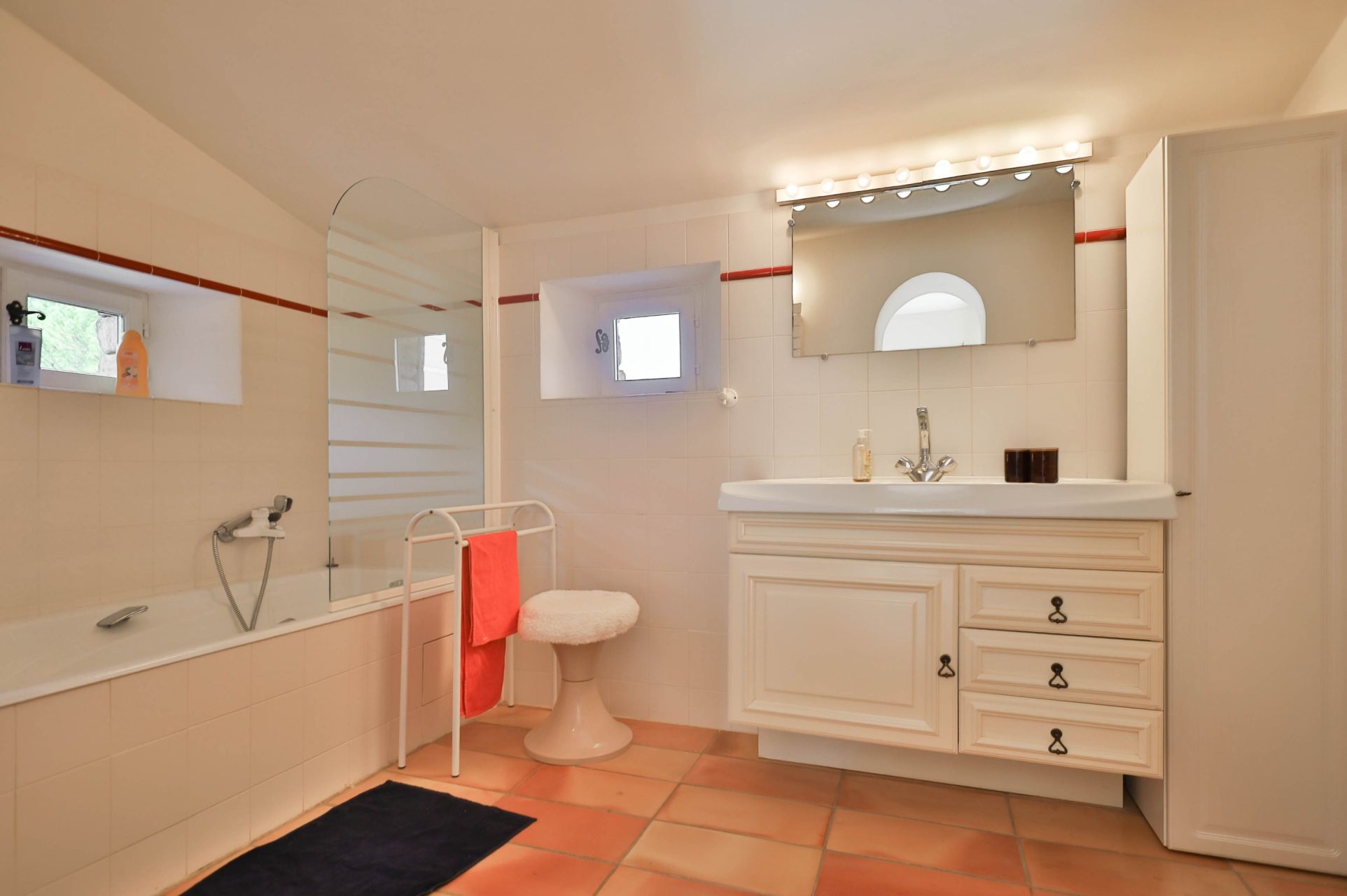 luxury house 8 Rooms for sale on GORDES (84220)