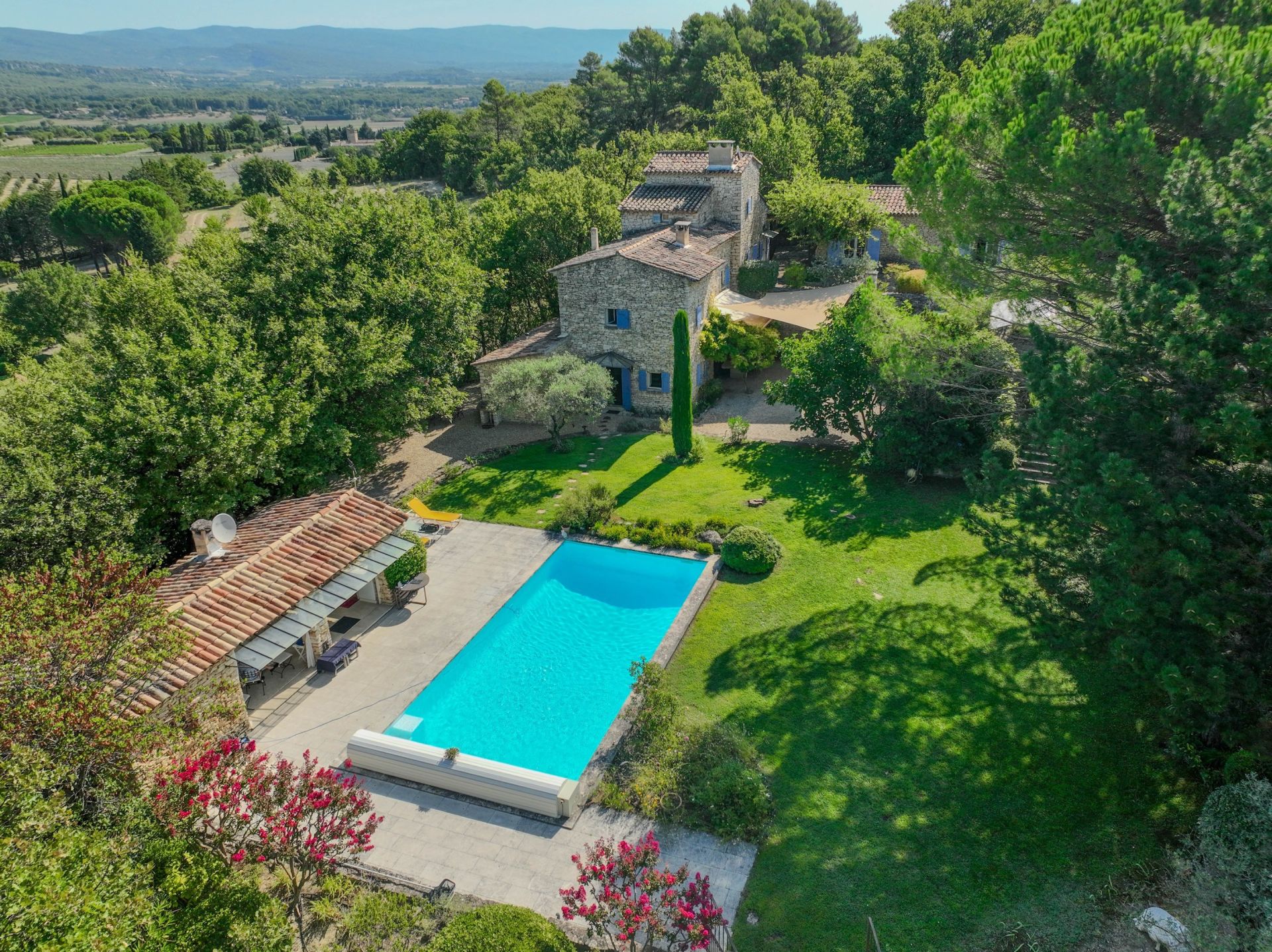 luxury house 8 Rooms for sale on GORDES (84220)