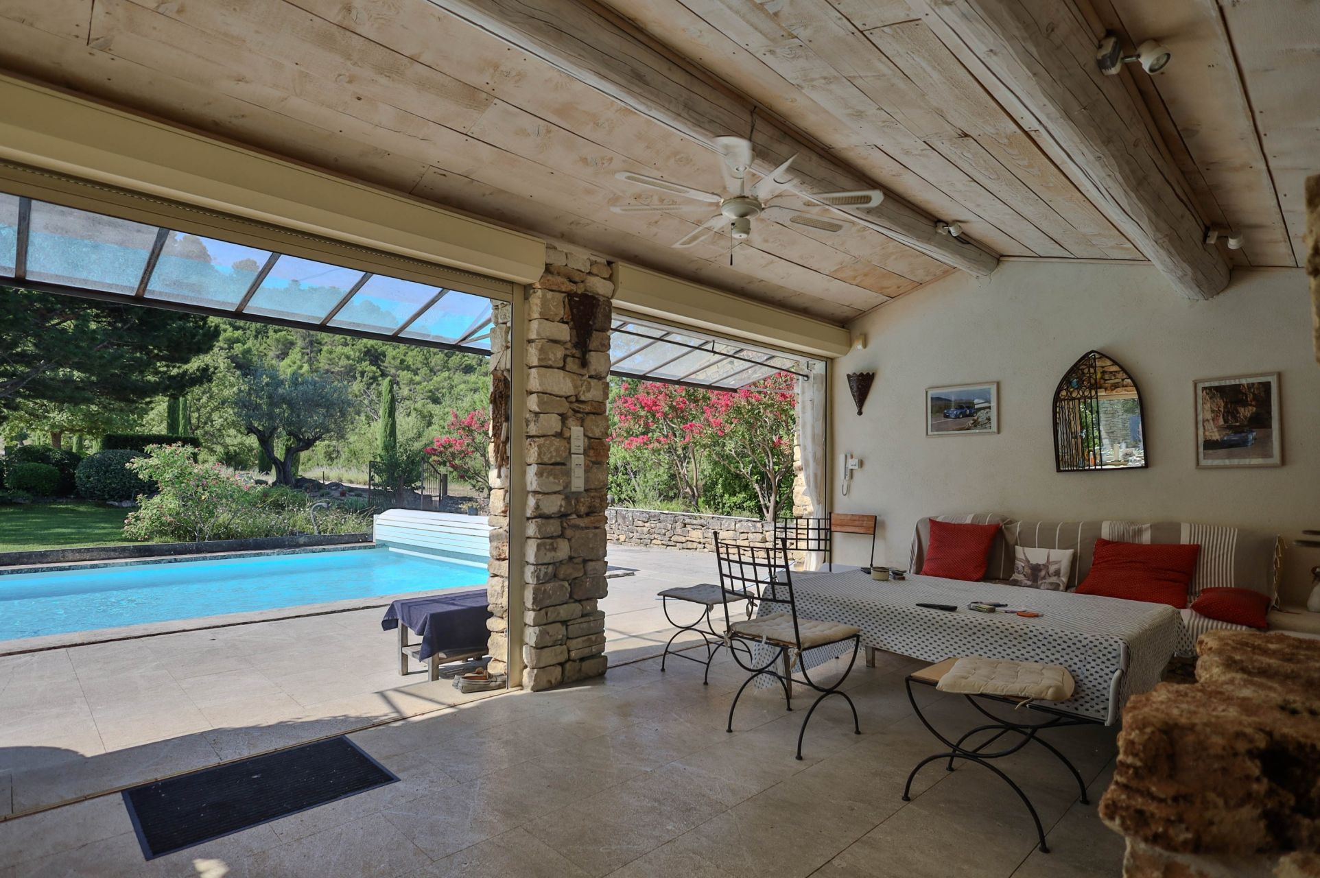 luxury house 8 Rooms for sale on GORDES (84220)