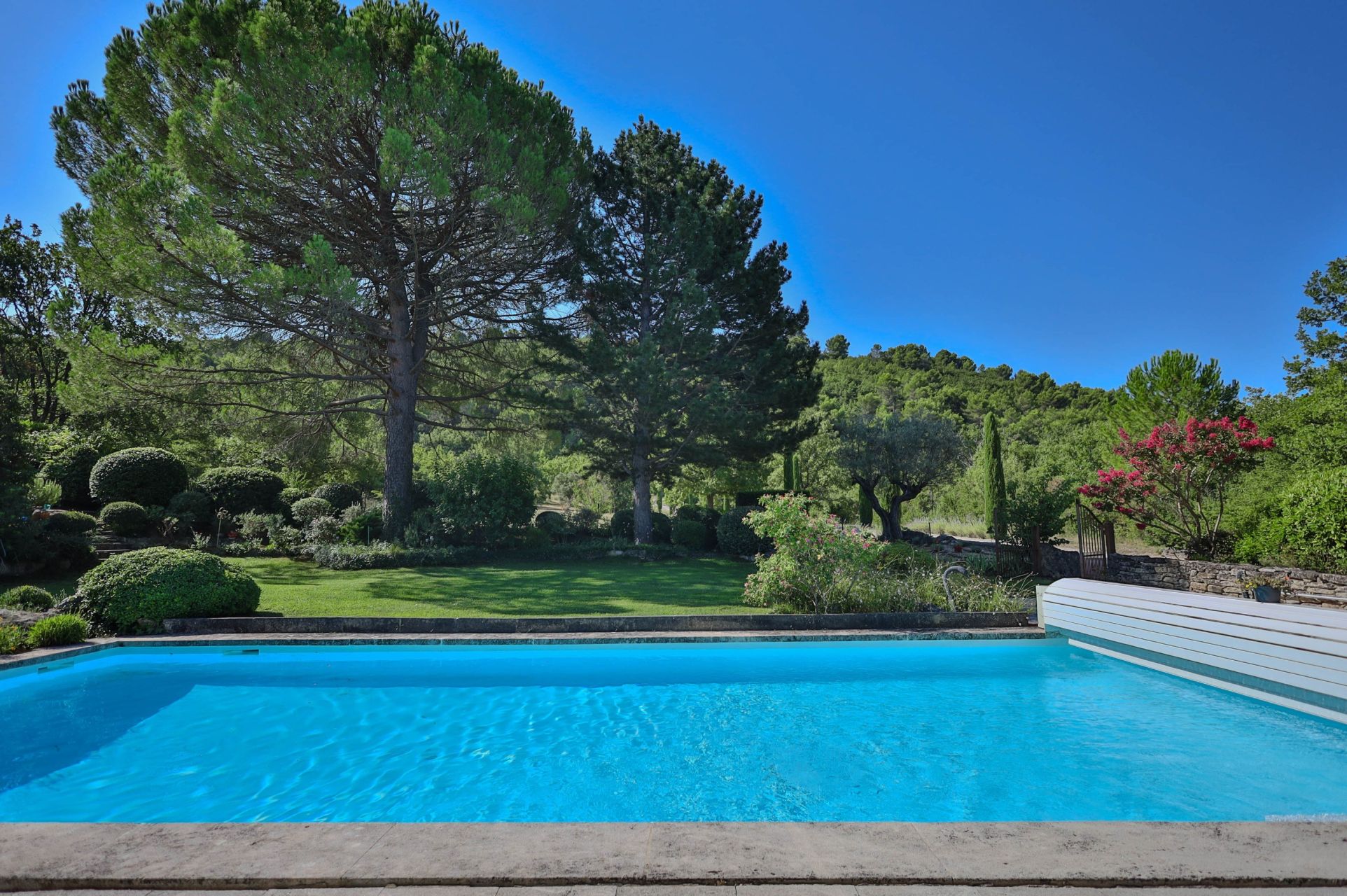 luxury house 8 Rooms for sale on GORDES (84220)