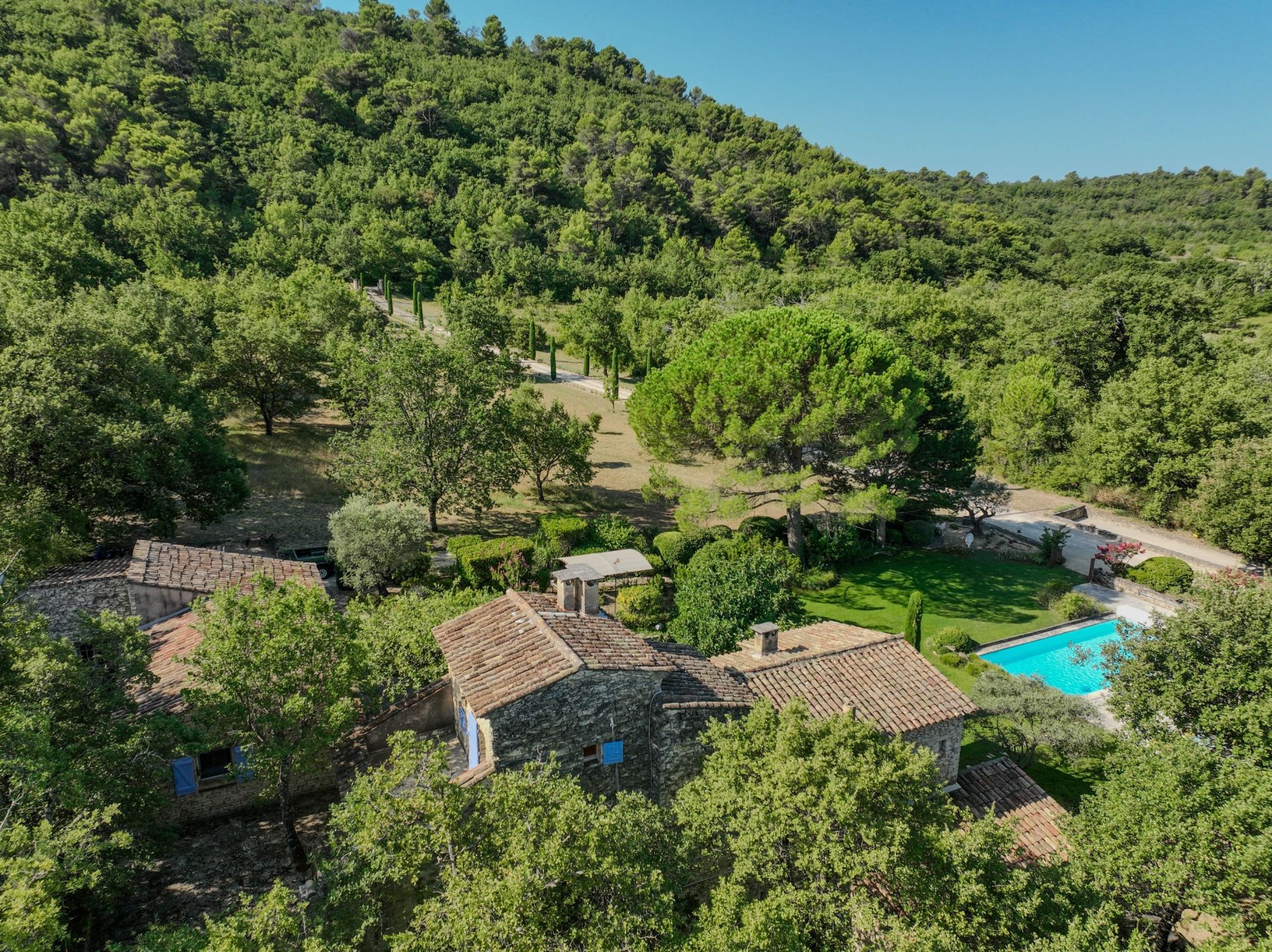 luxury house 8 Rooms for sale on GORDES (84220)