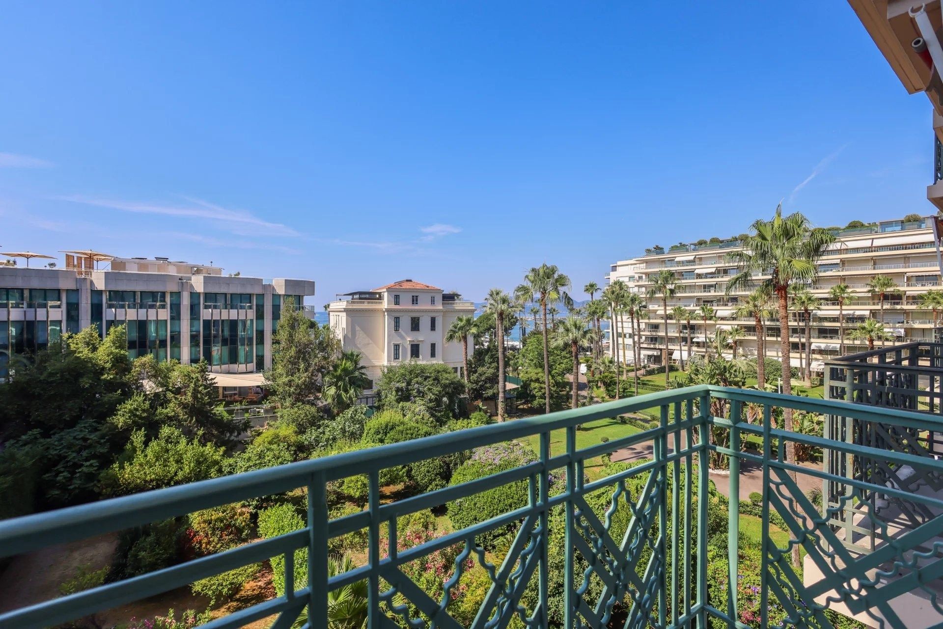 luxury apartment 4 Rooms for sale on CANNES (06400)