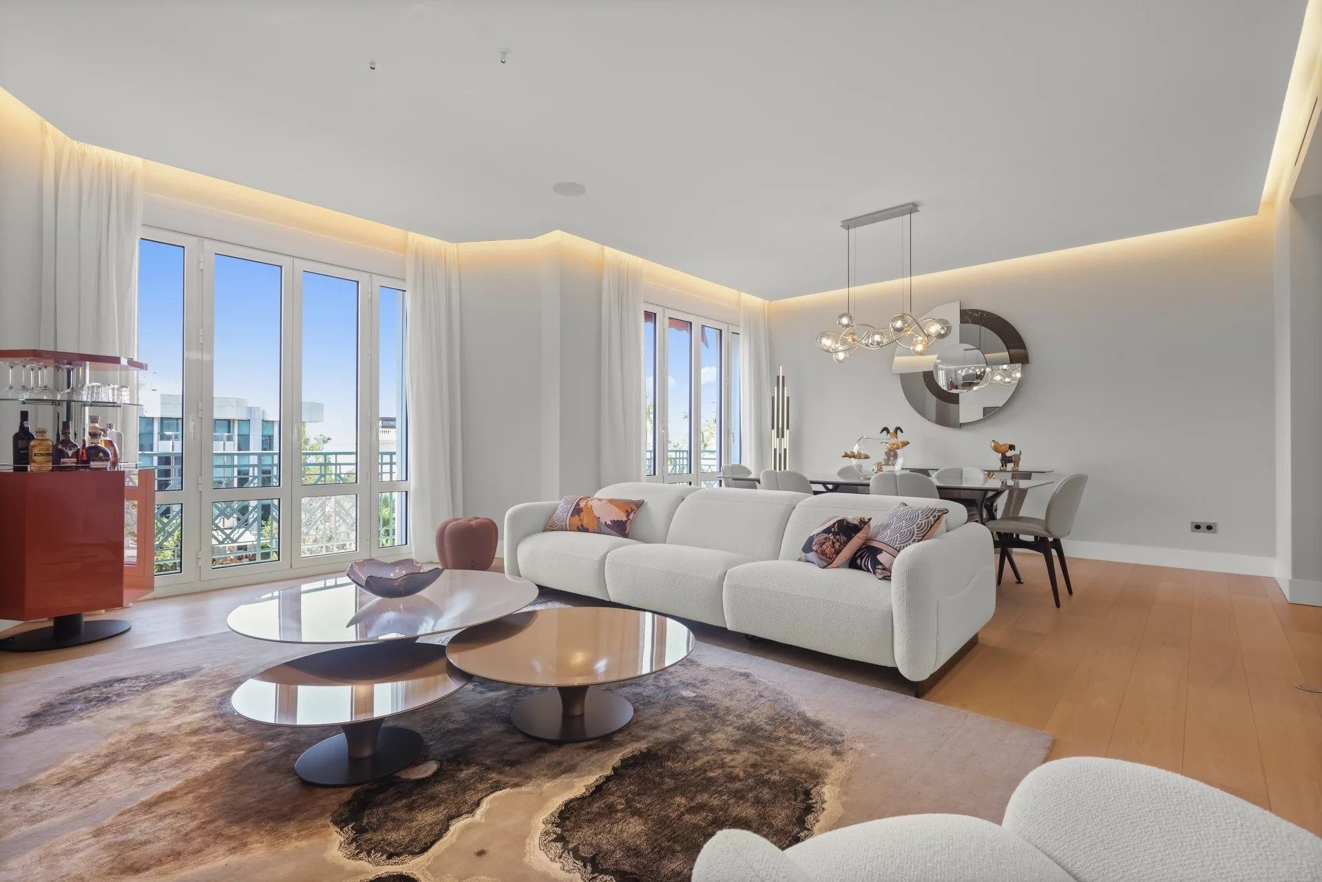 luxury apartment 4 Rooms for sale on CANNES (06400)