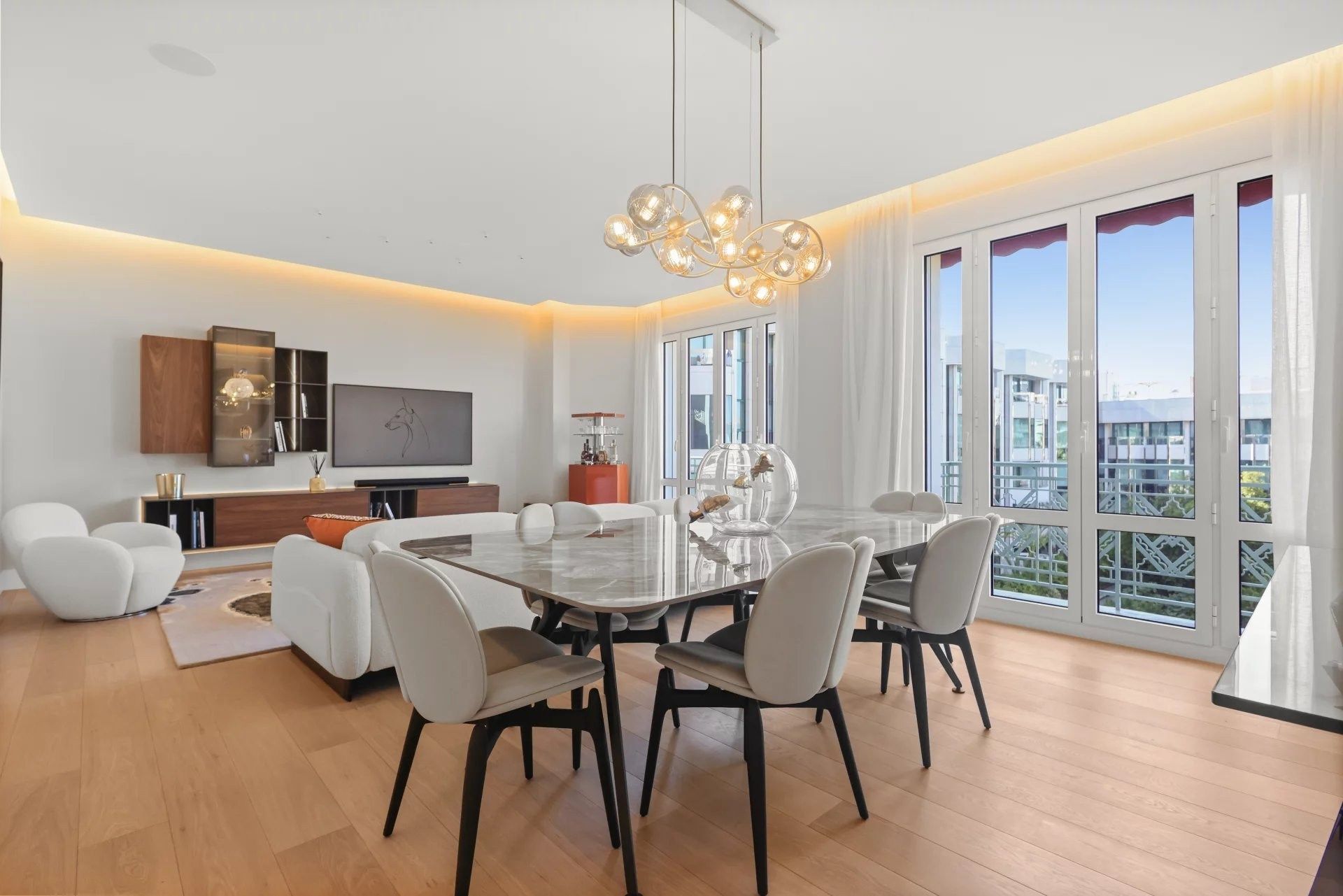 luxury apartment 4 Rooms for sale on CANNES (06400)