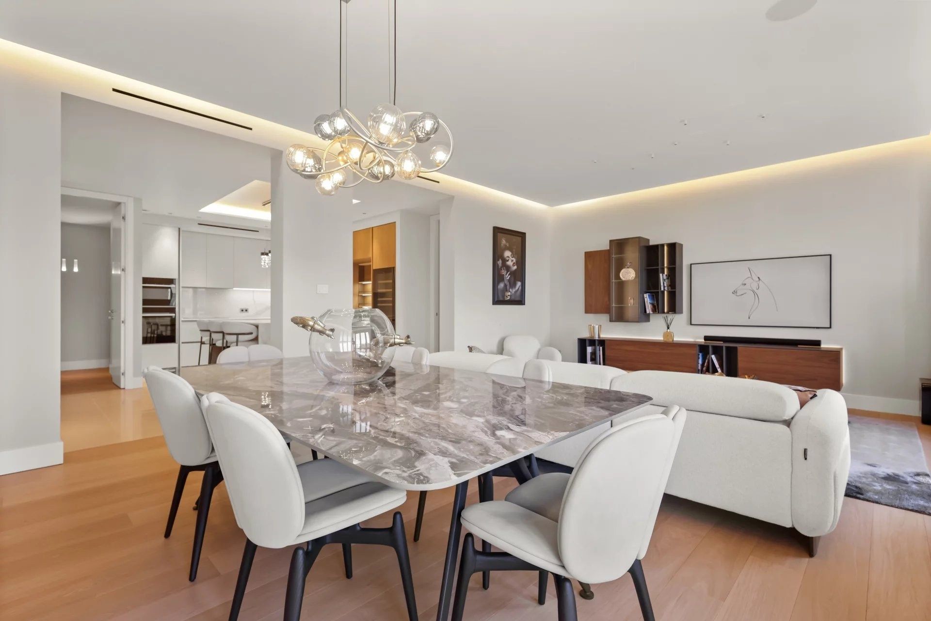 luxury apartment 4 Rooms for sale on CANNES (06400)