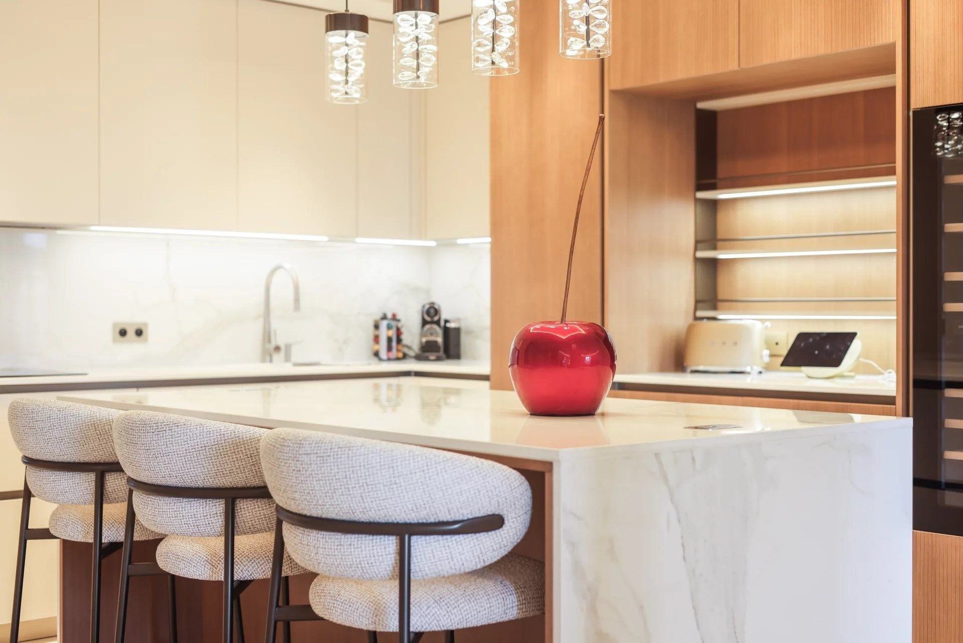 luxury apartment 4 Rooms for sale on CANNES (06400)