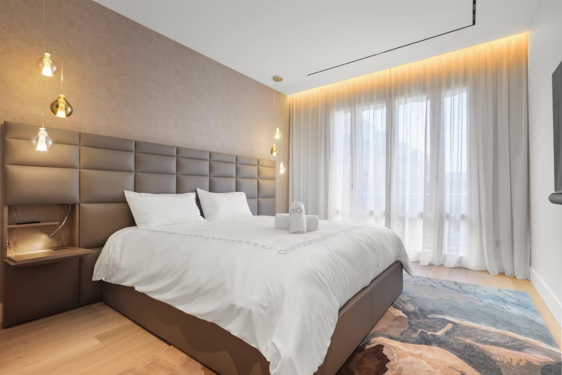 luxury apartment 4 Rooms for sale on CANNES (06400)