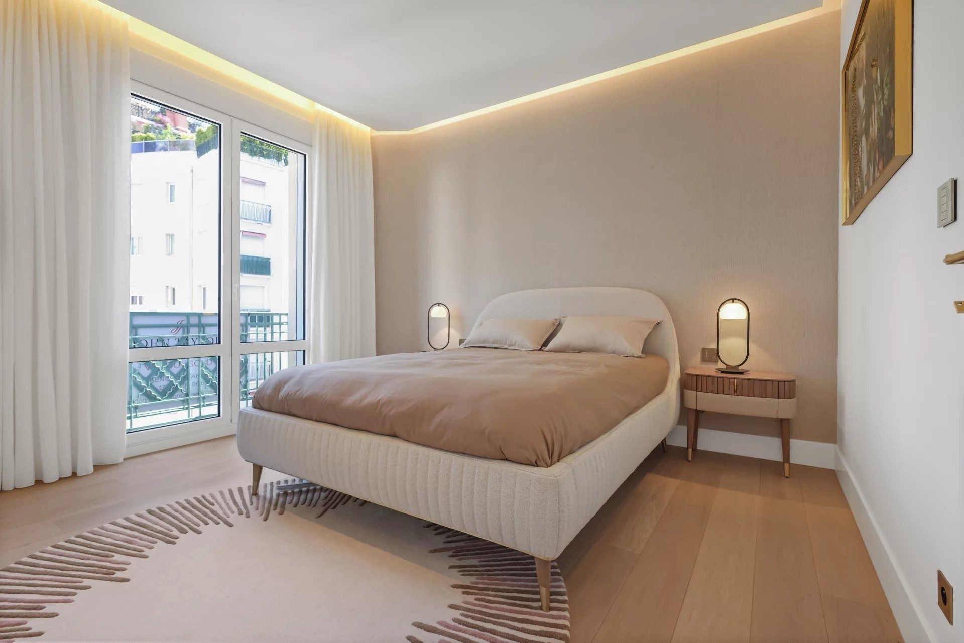 luxury apartment 4 Rooms for sale on CANNES (06400)