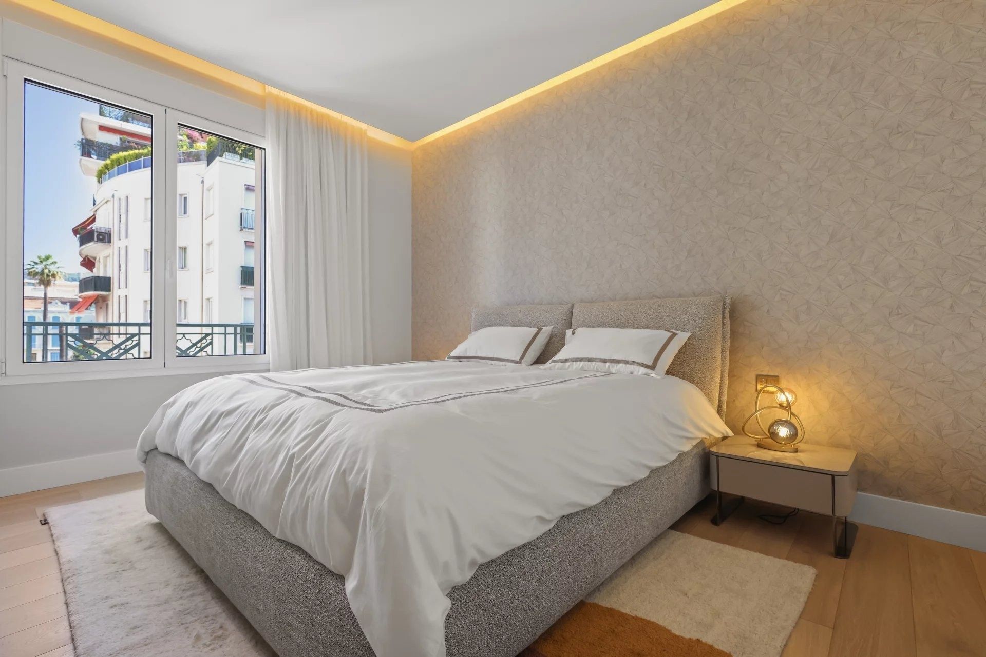 luxury apartment 4 Rooms for sale on CANNES (06400)