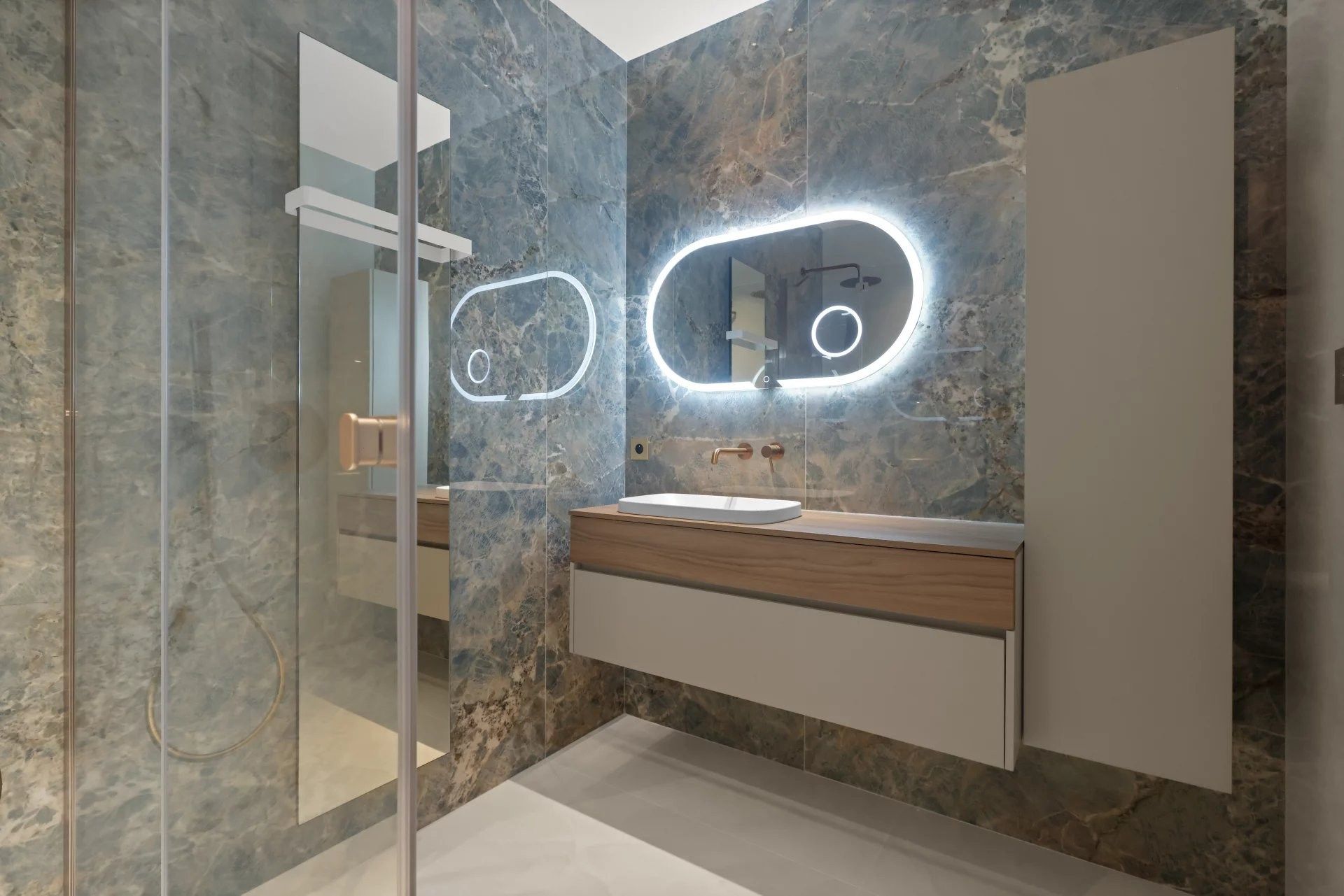 luxury apartment 4 Rooms for sale on CANNES (06400)