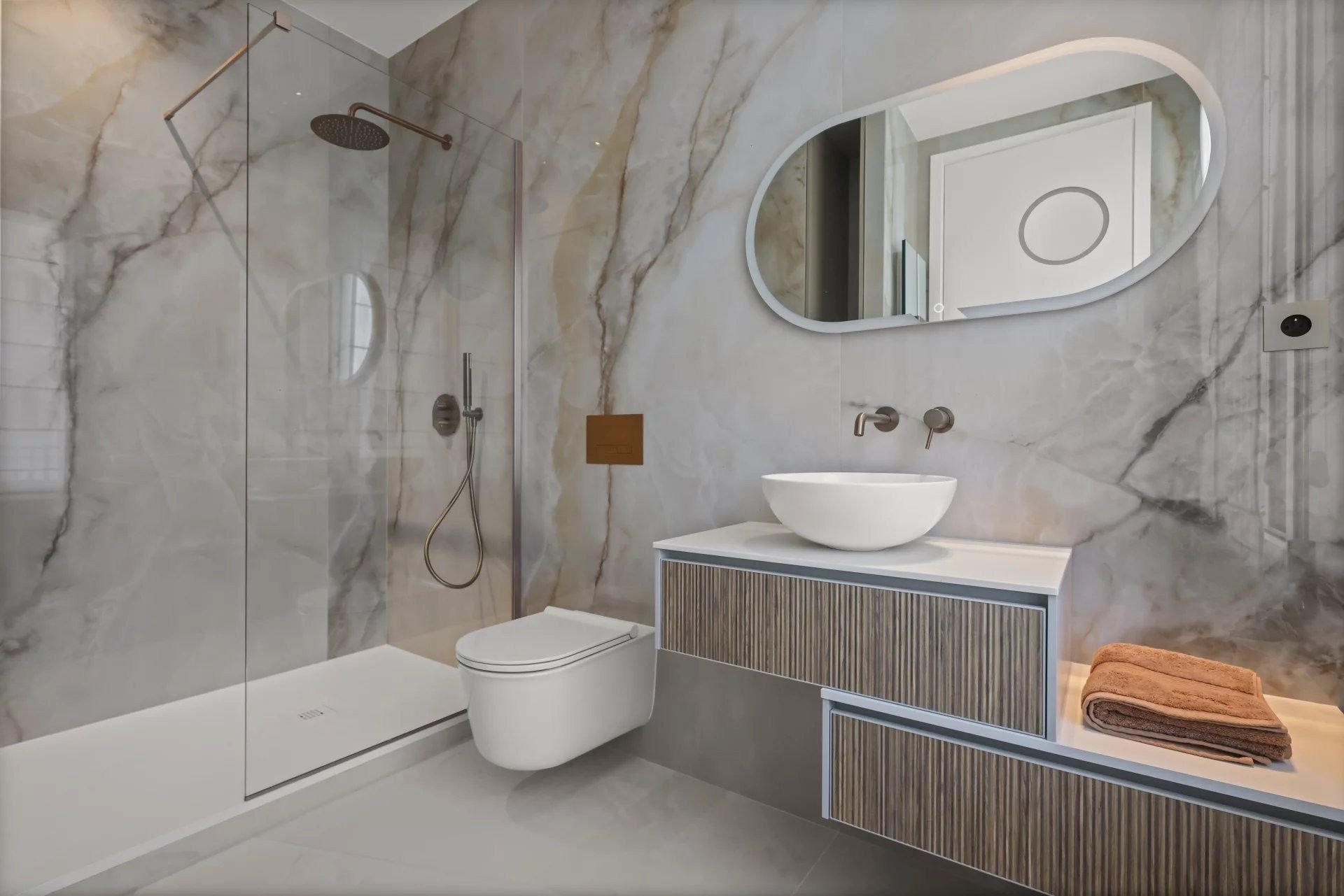 luxury apartment 4 Rooms for sale on CANNES (06400)