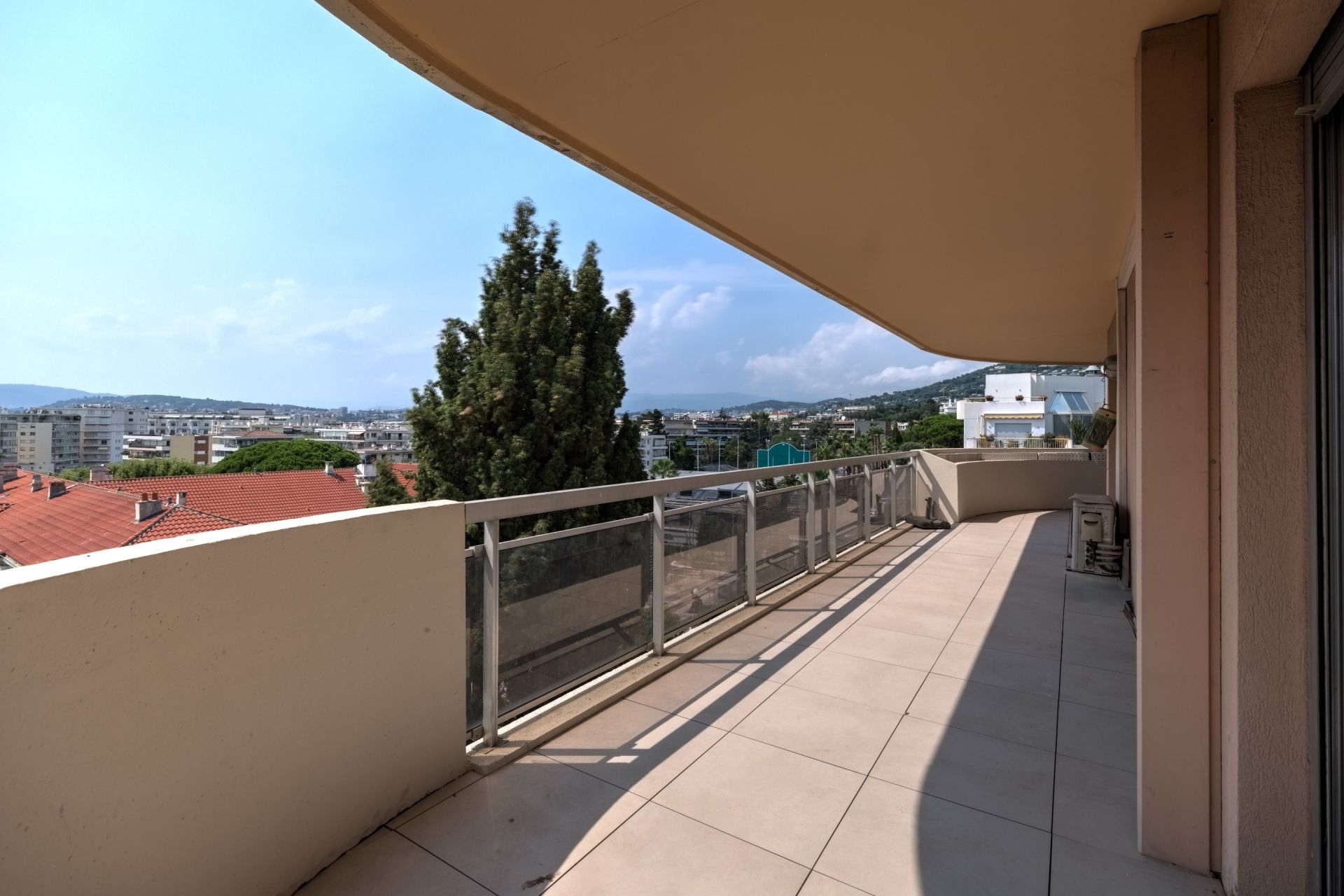 luxury apartment 6 Rooms for sale on CANNES (06400)
