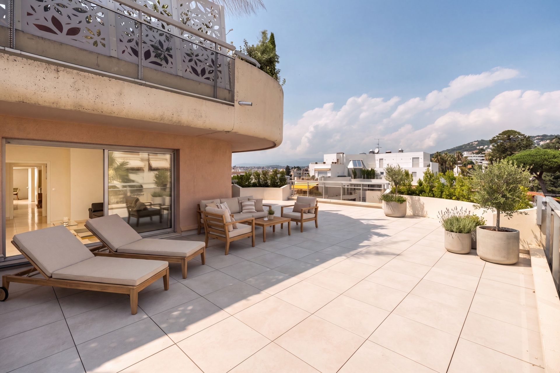 luxury apartment 6 Rooms for sale on CANNES (06400)