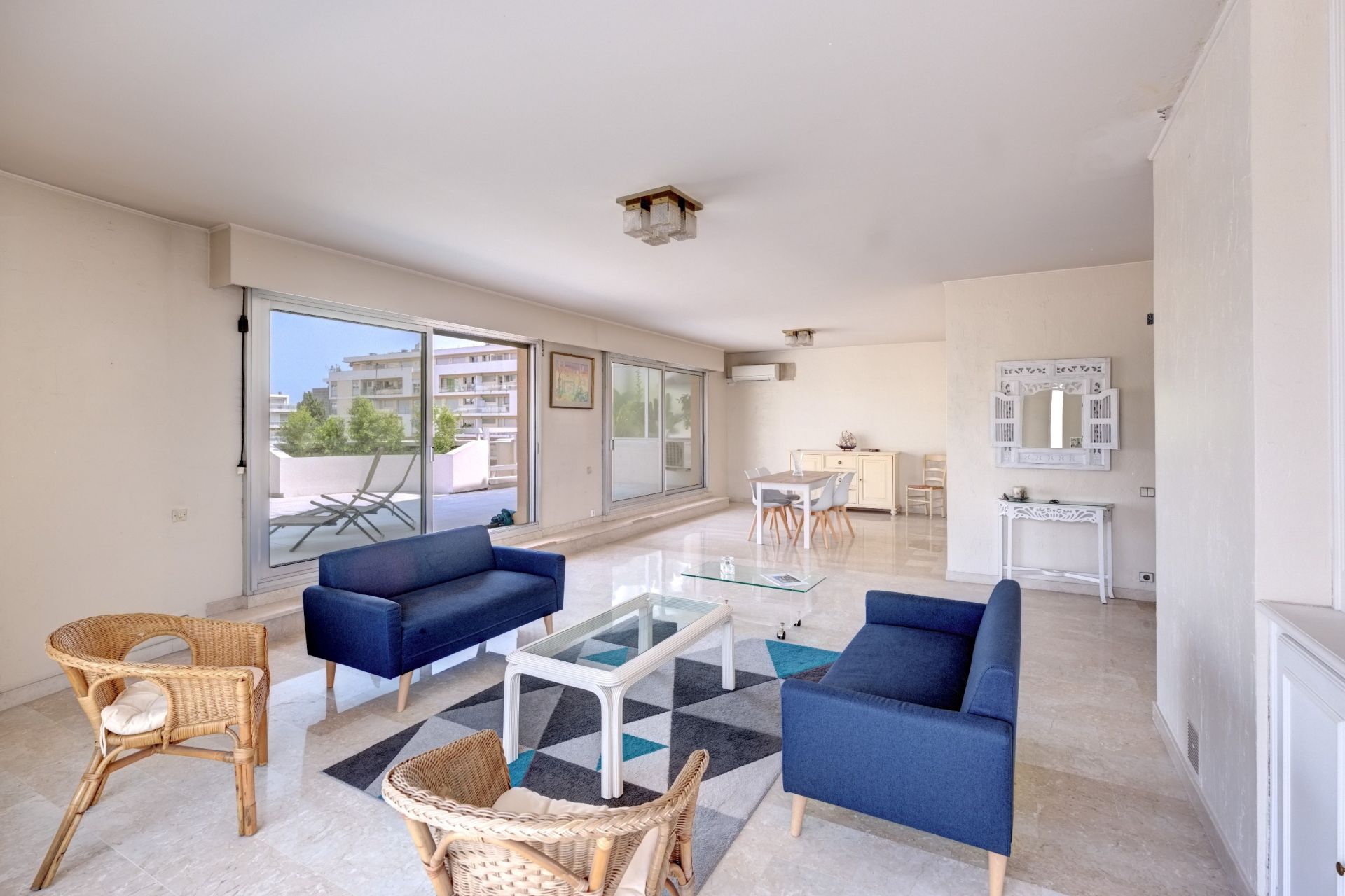 luxury apartment 6 Rooms for sale on CANNES (06400)