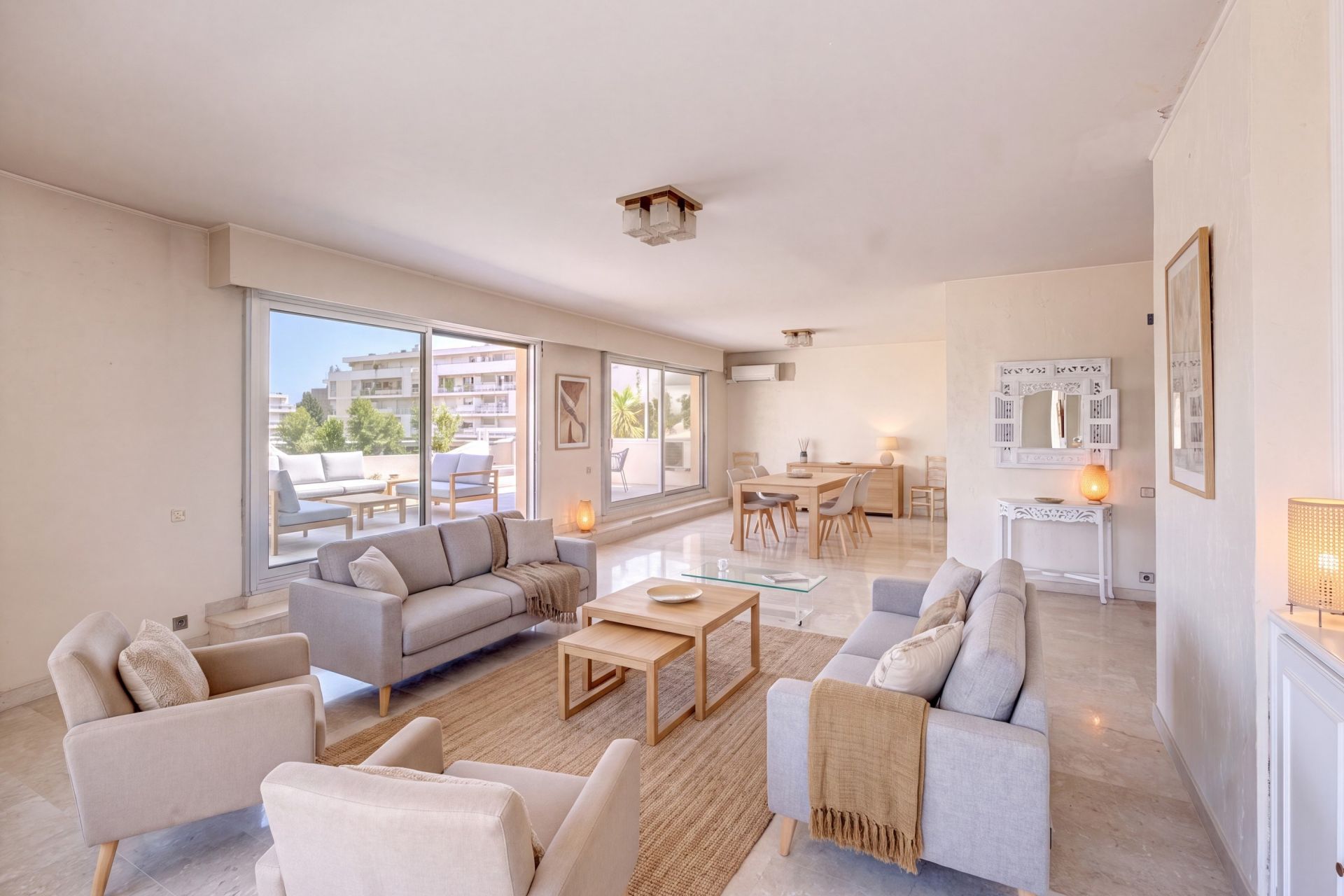 luxury apartment 6 Rooms for sale on CANNES (06400)