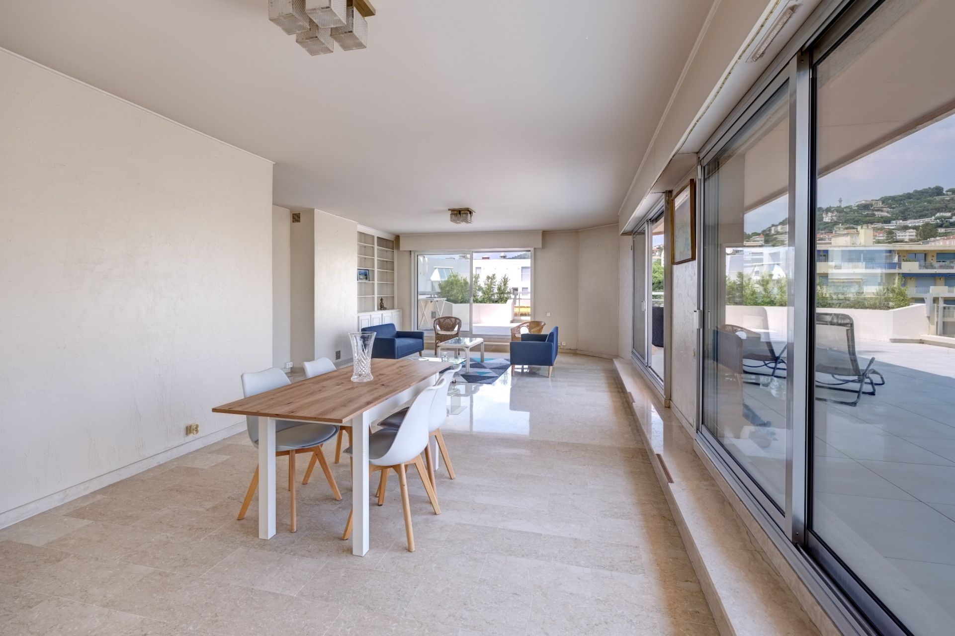 luxury apartment 6 Rooms for sale on CANNES (06400)
