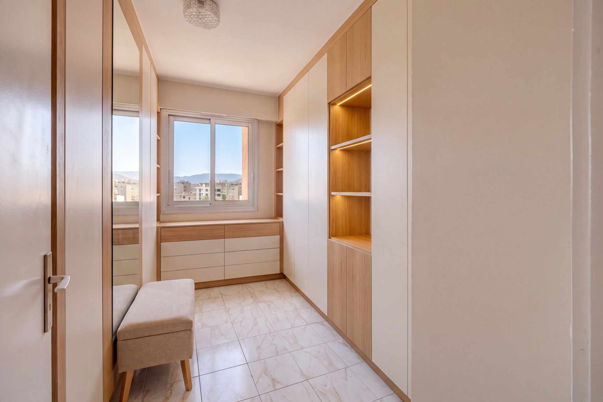 luxury apartment 6 Rooms for sale on CANNES (06400)
