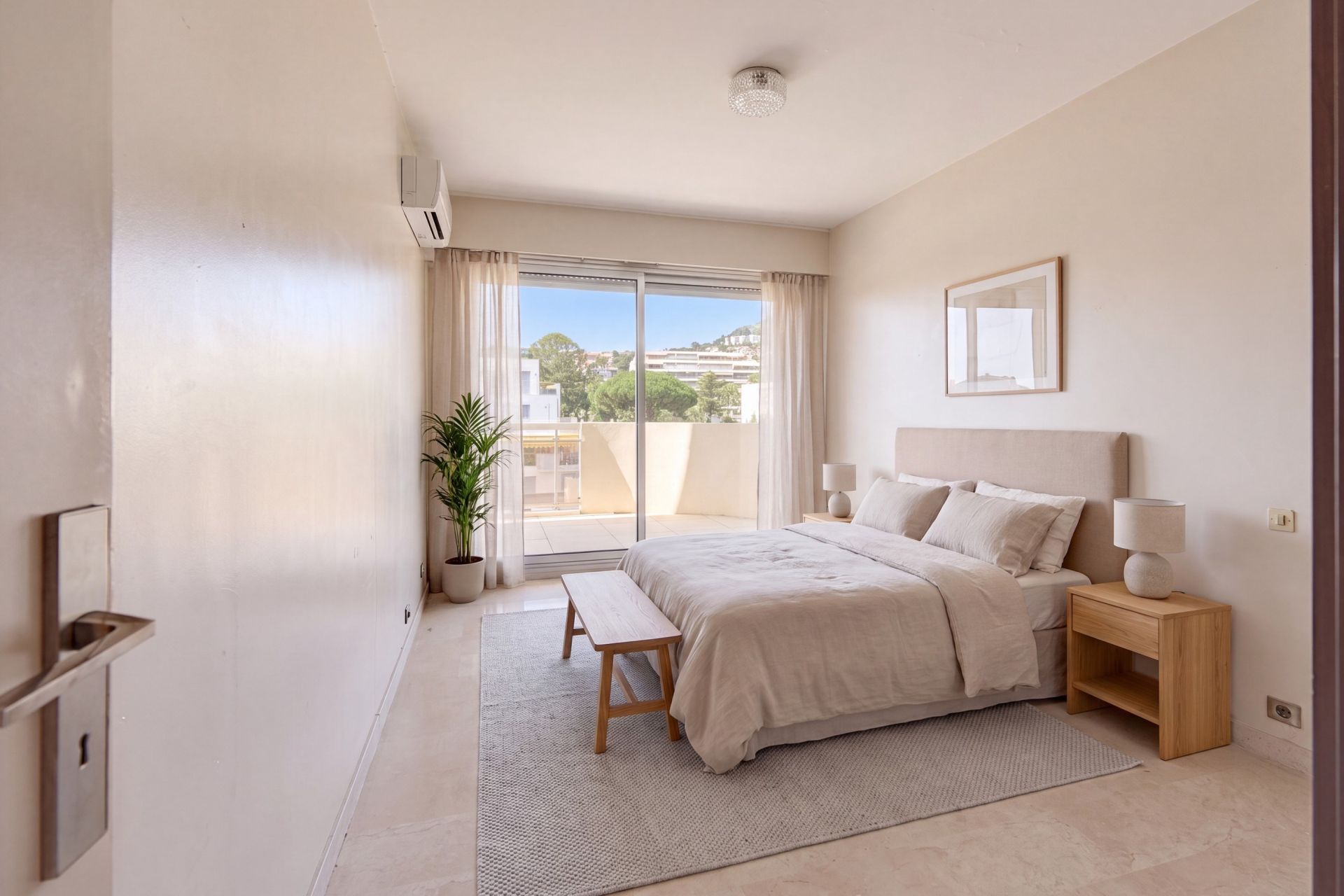 luxury apartment 6 Rooms for sale on CANNES (06400)