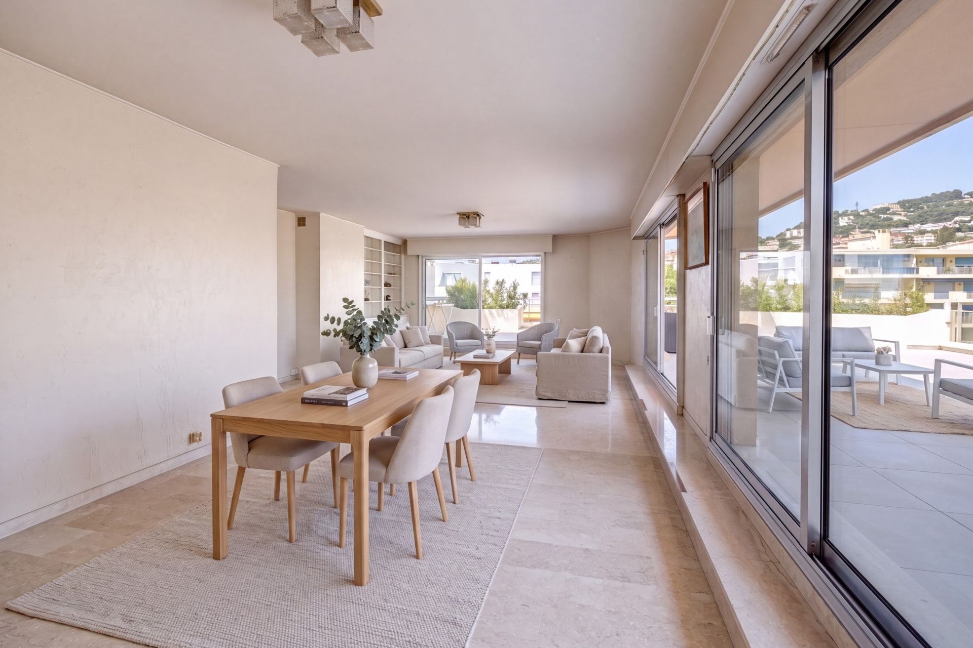 luxury apartment 6 Rooms for sale on CANNES (06400)