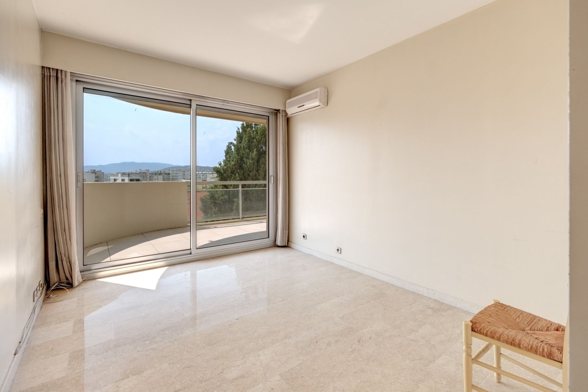 luxury apartment 6 Rooms for sale on CANNES (06400)