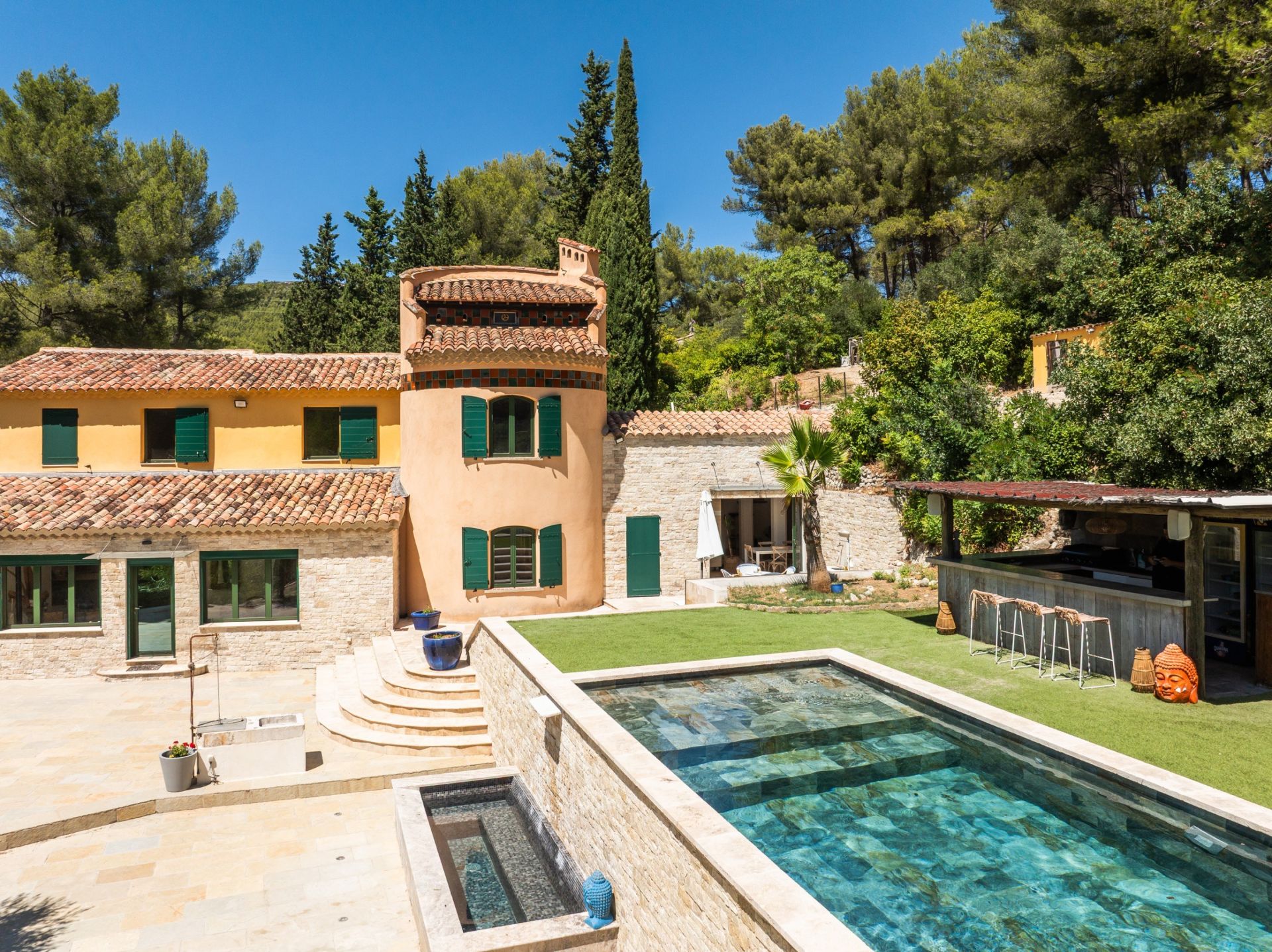 luxury house 6 Rooms for sale on ALLAUCH (13190)
