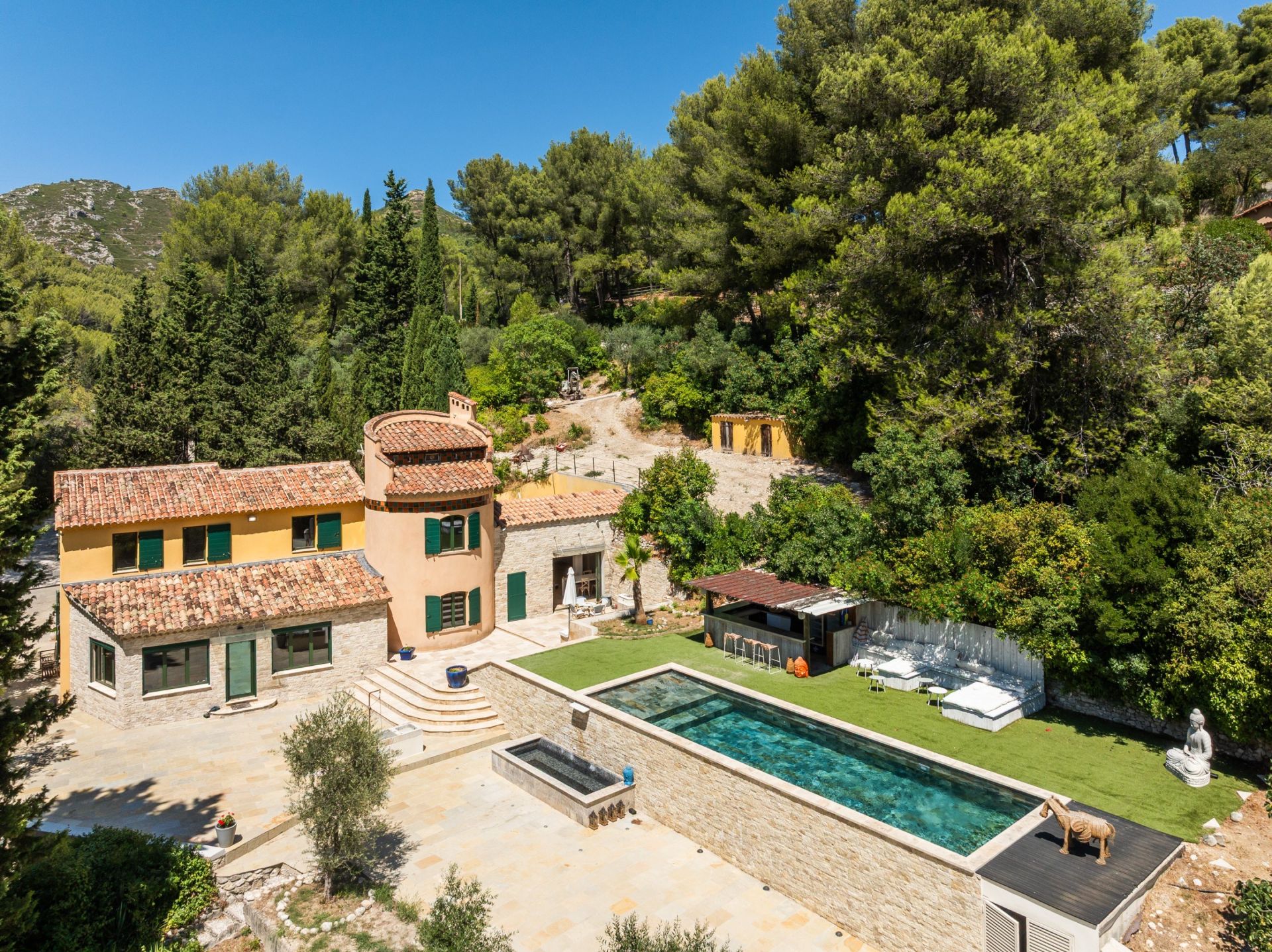 luxury house 6 Rooms for sale on ALLAUCH (13190)