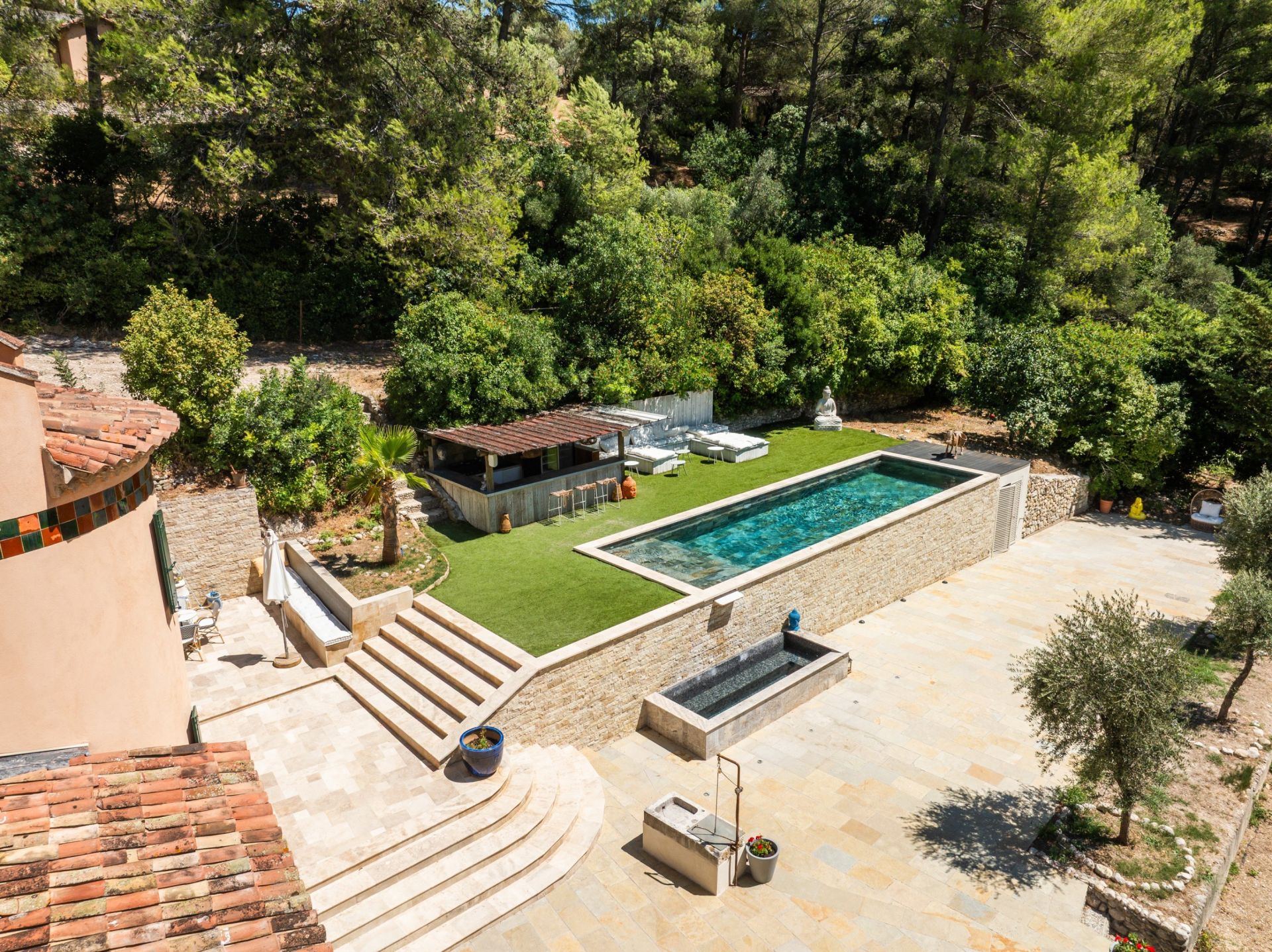 luxury house 6 Rooms for sale on ALLAUCH (13190)