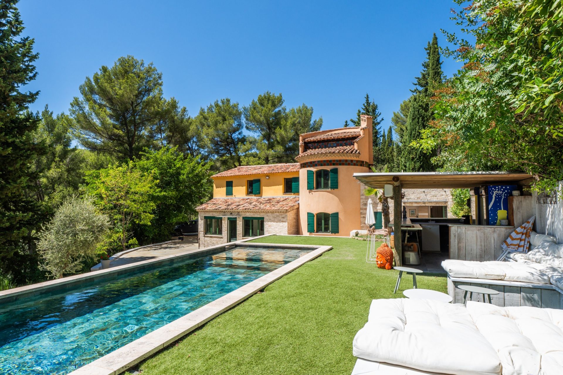 luxury house 6 Rooms for sale on ALLAUCH (13190)