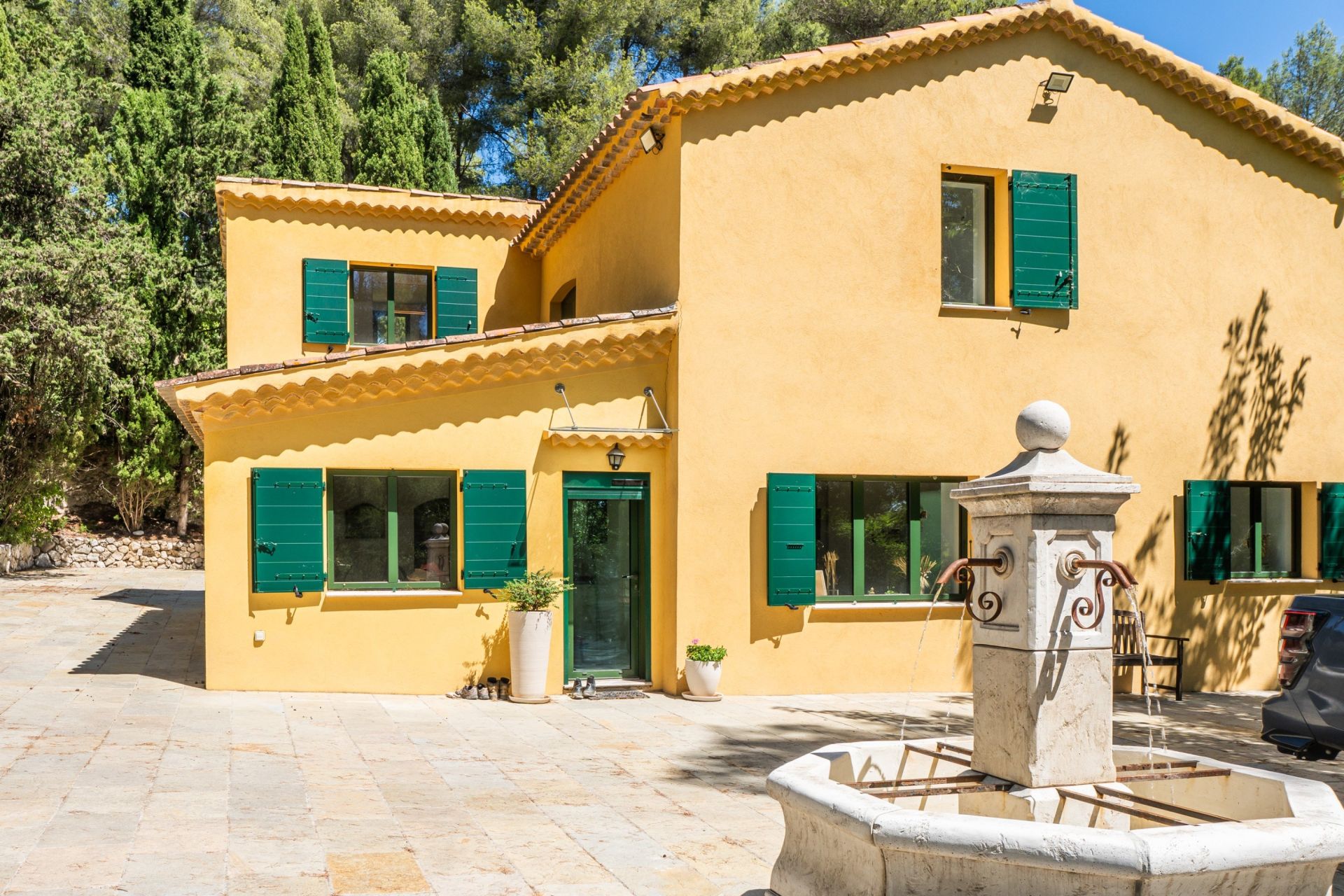 luxury house 6 Rooms for sale on ALLAUCH (13190)