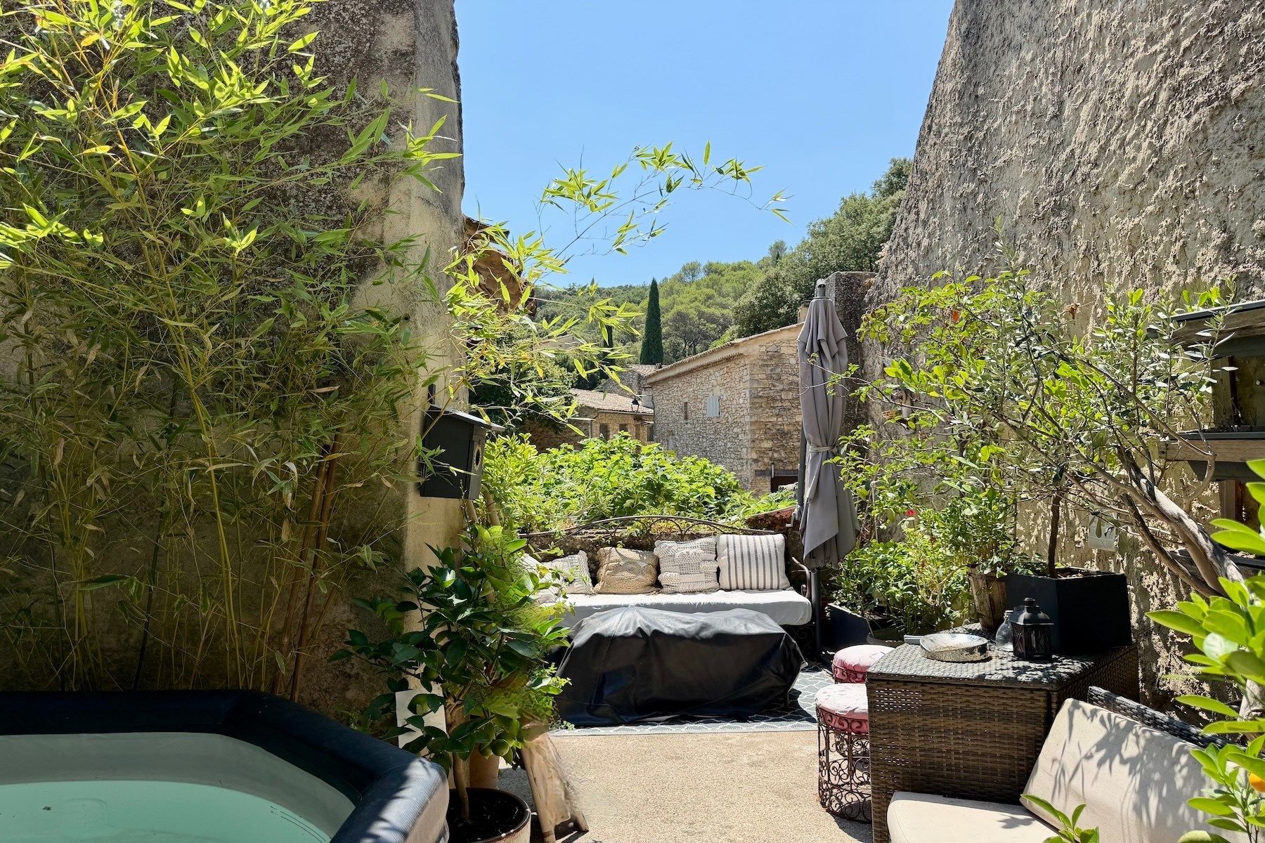 luxury house 7 Rooms for sale on LA ROQUE SUR CEZE (30200)