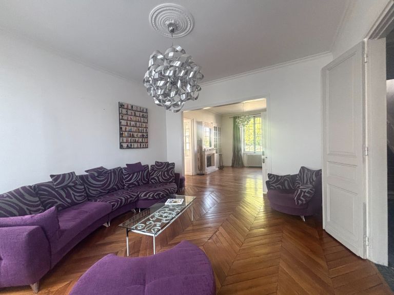 luxury house 9 Rooms for sale on ORLEANS (45000)