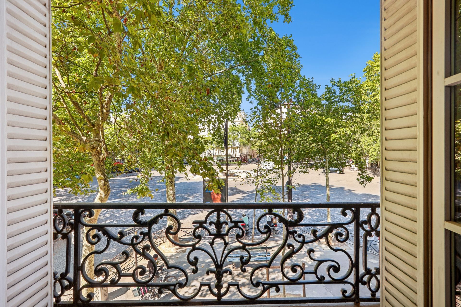 luxury apartment 6 Rooms for sale on PARIS (75116)