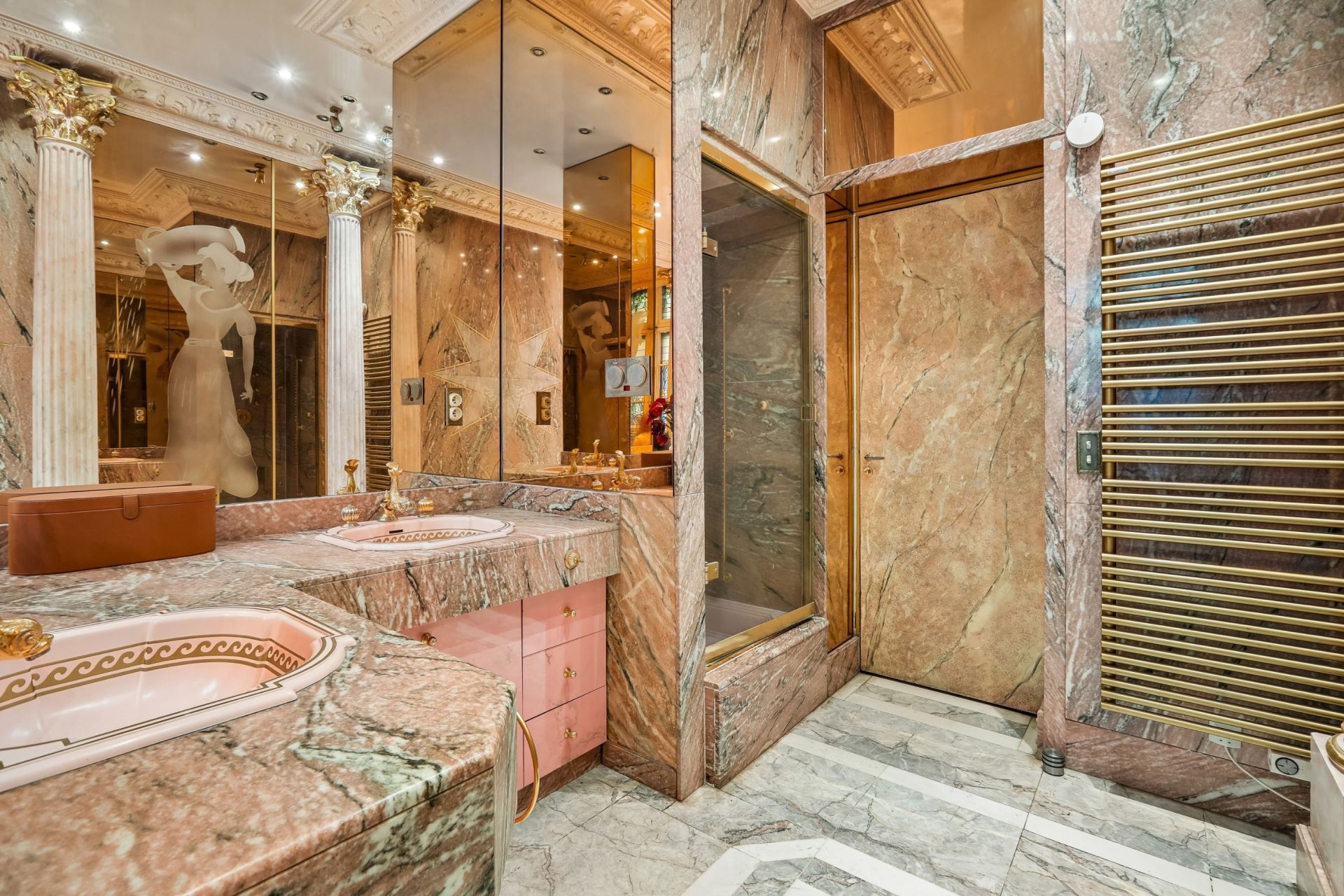 luxury apartment 6 Rooms for sale on PARIS (75116)