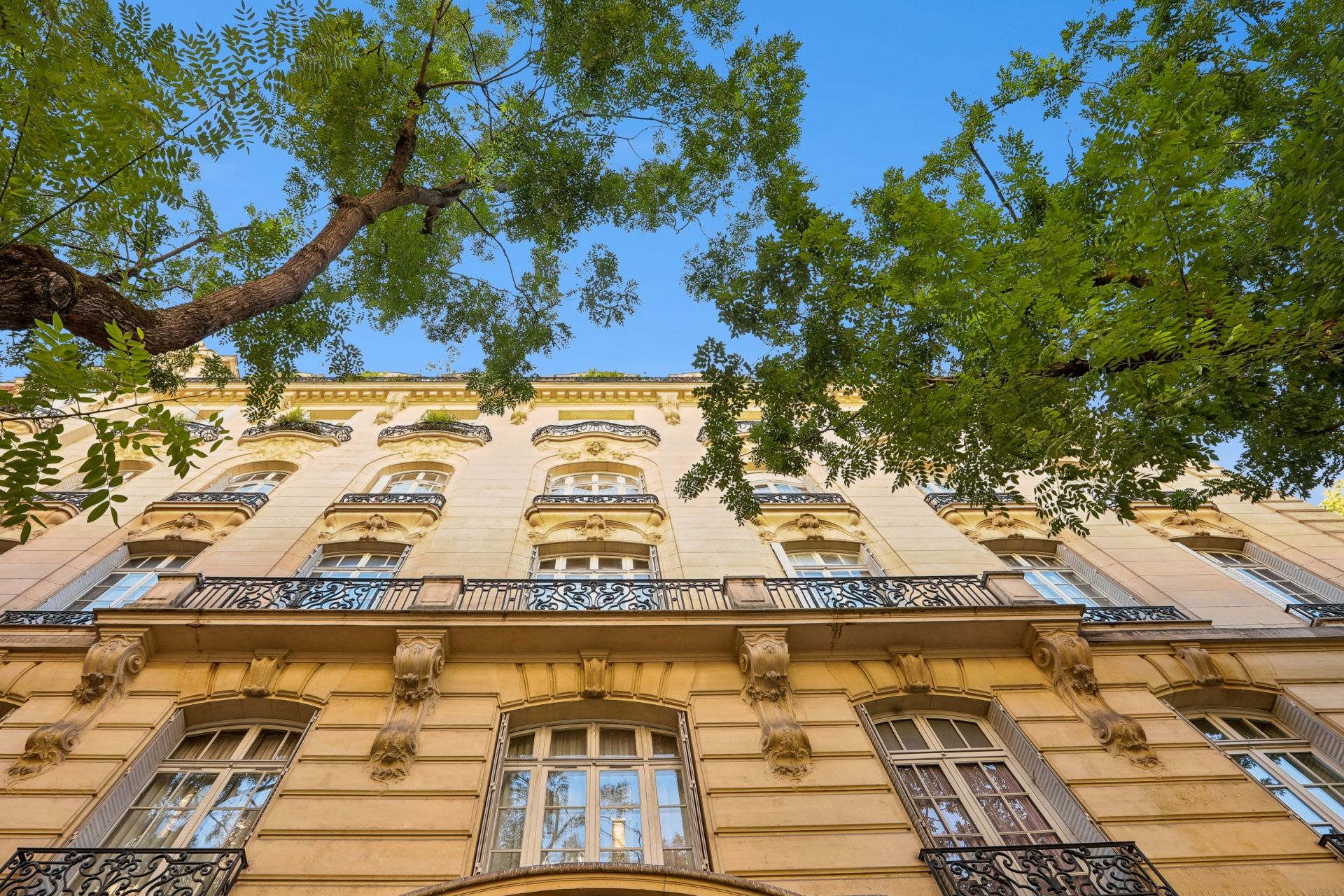 luxury apartment 6 Rooms for sale on PARIS (75116)