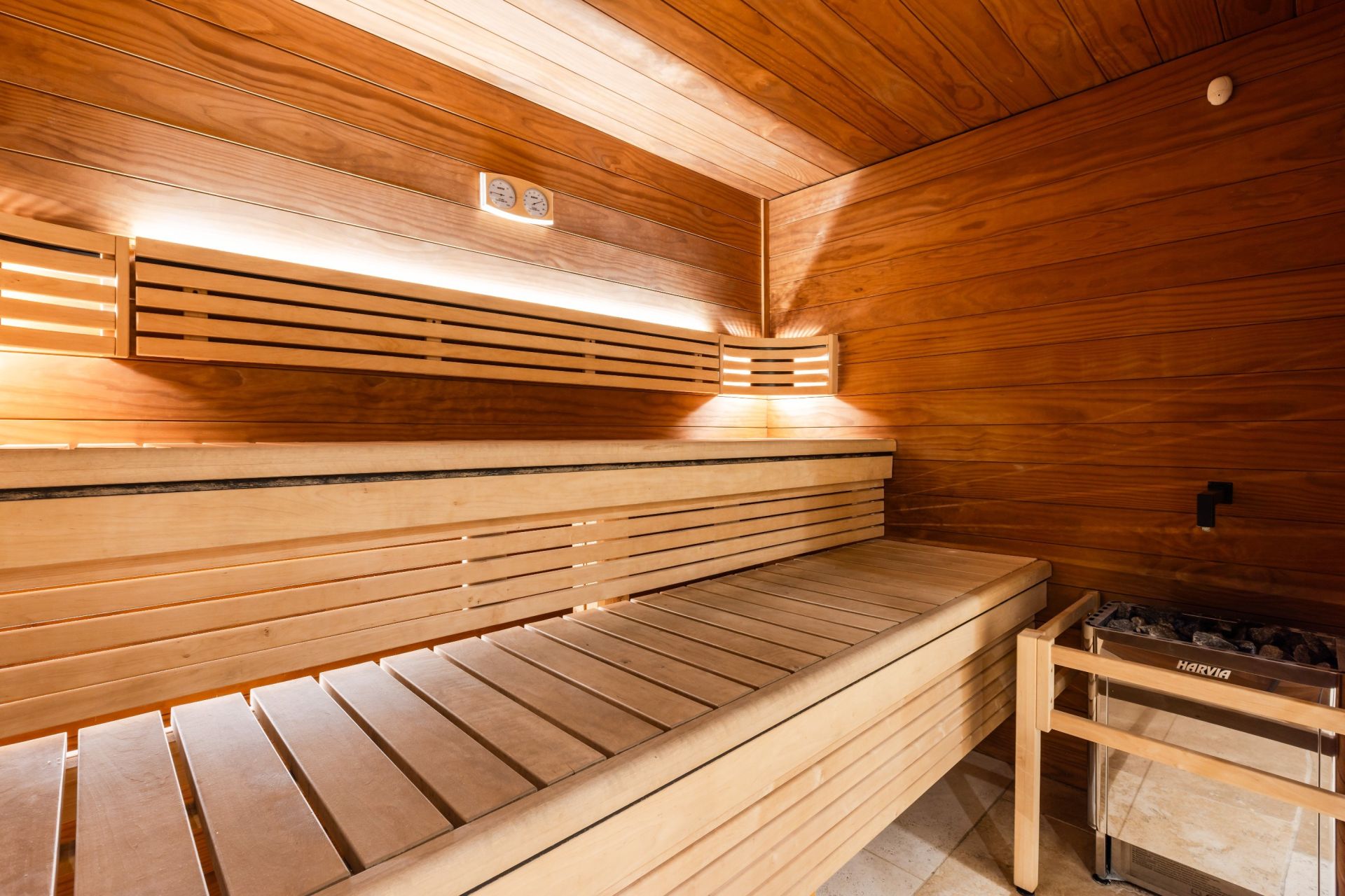 luxury chalet 18 Rooms for sale on VILLARD RECULAS (38114)