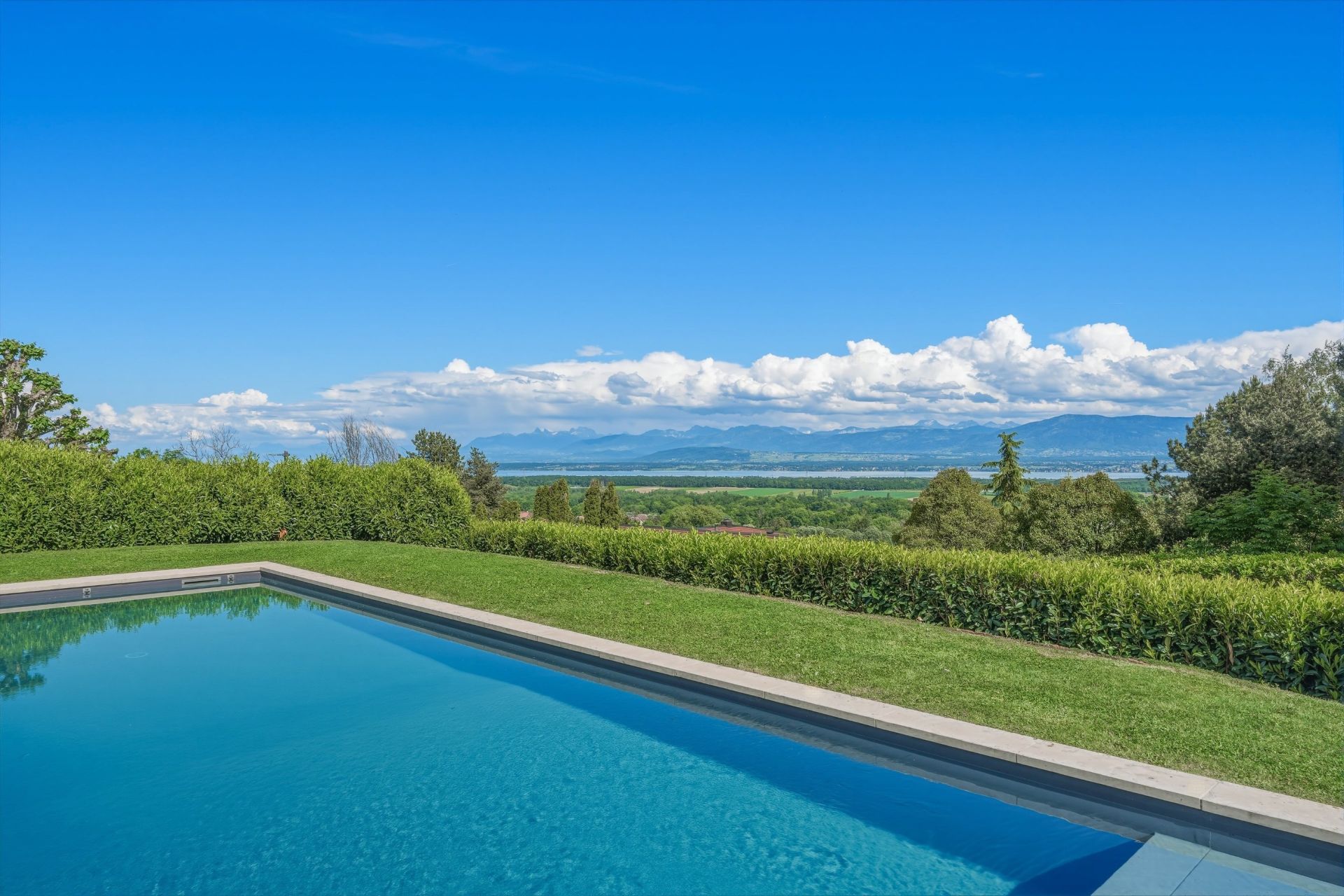 luxury house 8 Rooms for sale on GRILLY (01220)
