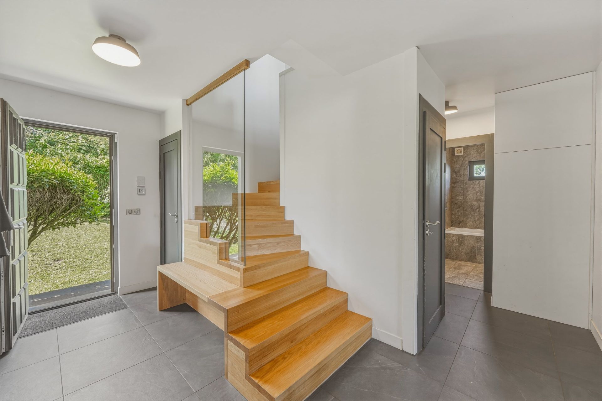 luxury house 8 Rooms for sale on GRILLY (01220)