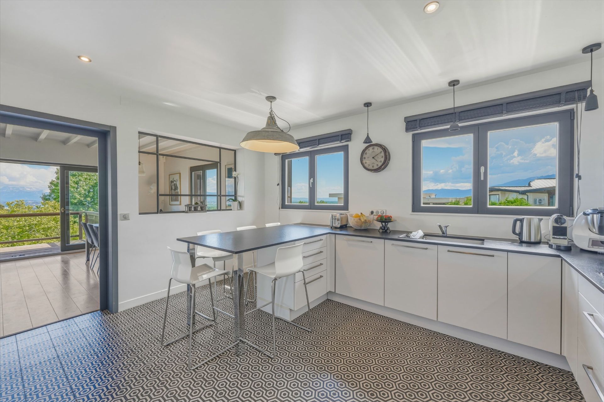 luxury house 8 Rooms for sale on GRILLY (01220)