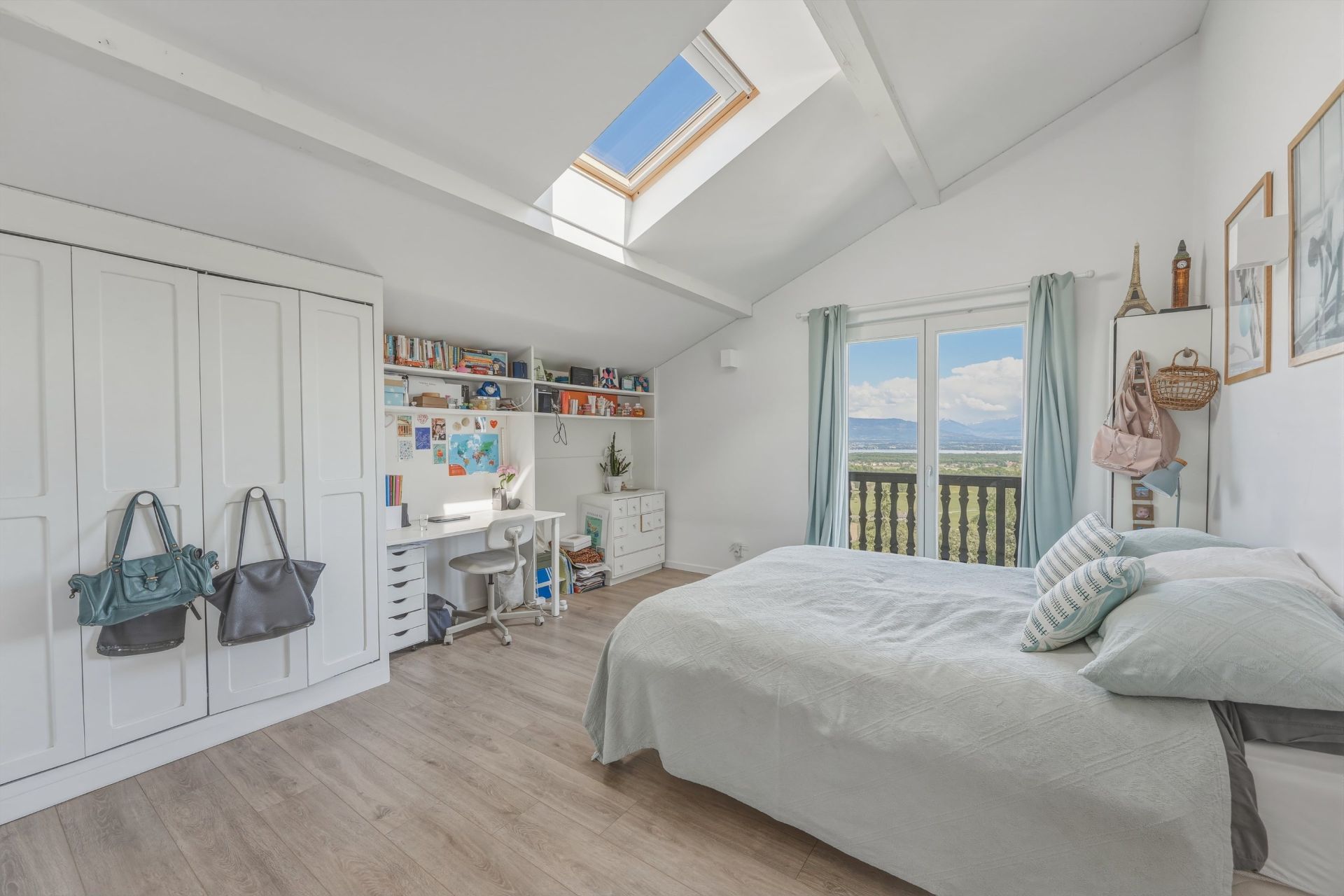luxury house 8 Rooms for sale on GRILLY (01220)