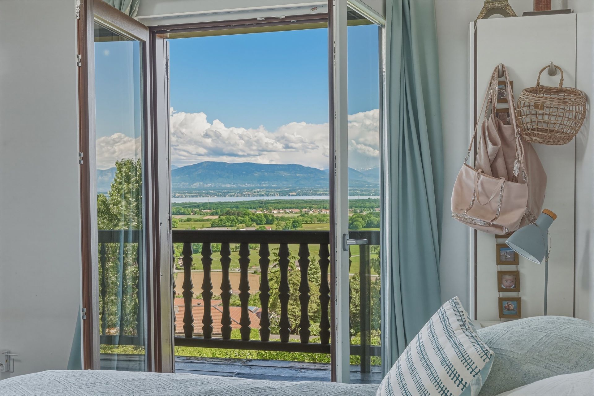 luxury house 8 Rooms for sale on GRILLY (01220)