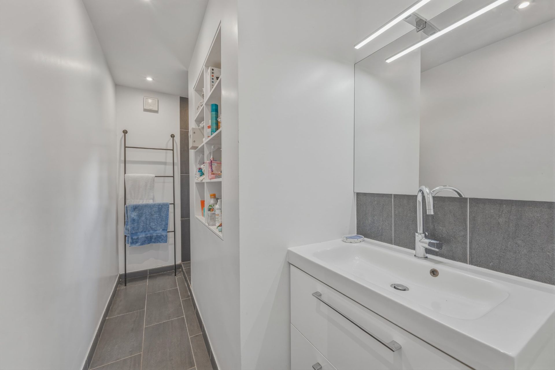 luxury house 8 Rooms for sale on GRILLY (01220)