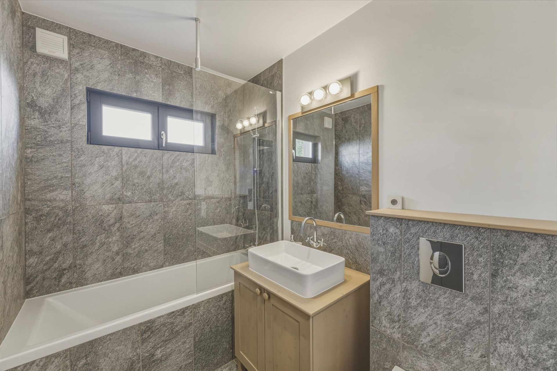 luxury house 8 Rooms for sale on GRILLY (01220)